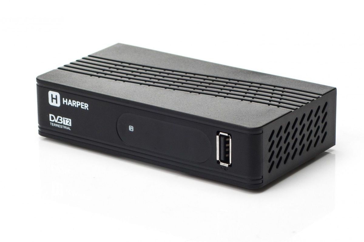 Harper HDT2-1202, Black телевизионный ресивер DVB-T2H00001104 Harper HDT2-1202, Black телевизионный ресивер DVB-T2H00001104Harper HDT2-1202 представляет собой цифровой телевизионный ресивер с возможностью приема цифровых каналов по стандартам DVB-T2 и DVB-T и аналоговых каналов в диапазонах VHF (174 – 230 МГц) и UHF (474 – 860 МГц).Поиск и настройка каналов может производиться как автоматически, так и в ручном режиме.Ресивер может подключаться практически к любому телевизору, для этого на задней панели предусмотрены самые популярные аппаратные выходы: разъем RF-OUT (антенный разъем), HDMI (порт для передачи цифровых сигналов) и набор разъемов RCA (так называемые «тюльпаны»).Помимо трансляции каналов, ресивер Harper HDT2-1202 может работать с внешними носителями информации. Так, с внешних жестких дисков или USB-Flash накопителей можно воспроизвести музыкальные и видеофайлы, а также фотографии или картинки в популярных форматах.Если подключен внешний накопитель, можно организовать запись трансляции с линии (в том числе и по расписанию).Для ограничения доступа к отдельным каналам можно воспользоваться функцией «Родительский контроль».Ресивер Harper HDT2-1202 поддерживает телетекст и позволяет отобразить программу телепередач с помощью функции «Электронный путеводитель по программам».