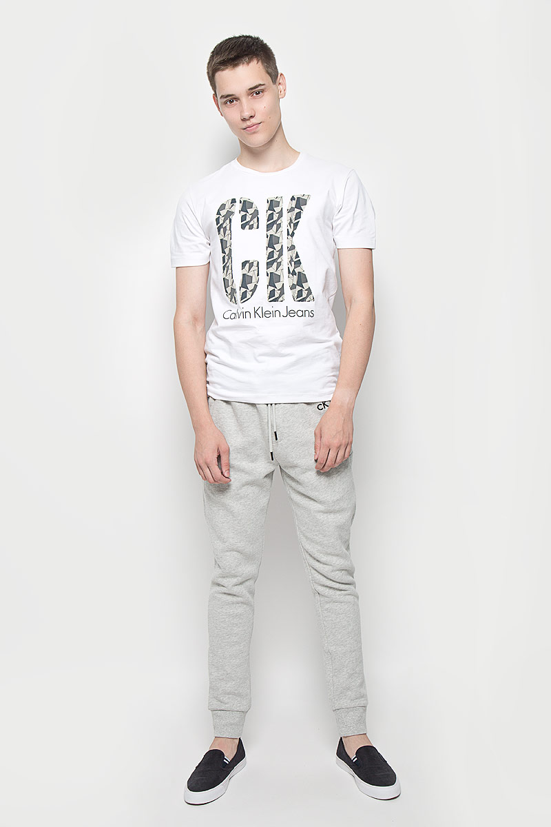 Футболка мужская Calvin Klein Jeans, цвет: белый. J30J300757. Размер XL (50/52)MT63519/WT Футболка мужская Calvin Klein Jeans, цвет: белый. J30J300757. Размер XL (50/52)MT63519/WTМужская футболка Calvin Klein Jeans изготовлена из эластичного хлопка. Она мягкая и приятная на ощупь, не стесняет движений и хорошо пропускает воздух, обеспечивая комфорт при носке. Футболка с круглым вырезом горловины и короткими рукавами имеет прямой силуэт. Модель оформлена принтовыми надписями с элементами термоаппликации. Стильный дизайн и расцветка делают эту футболку модным предметом мужской одежды. Она поможет создать отличный современный образ!