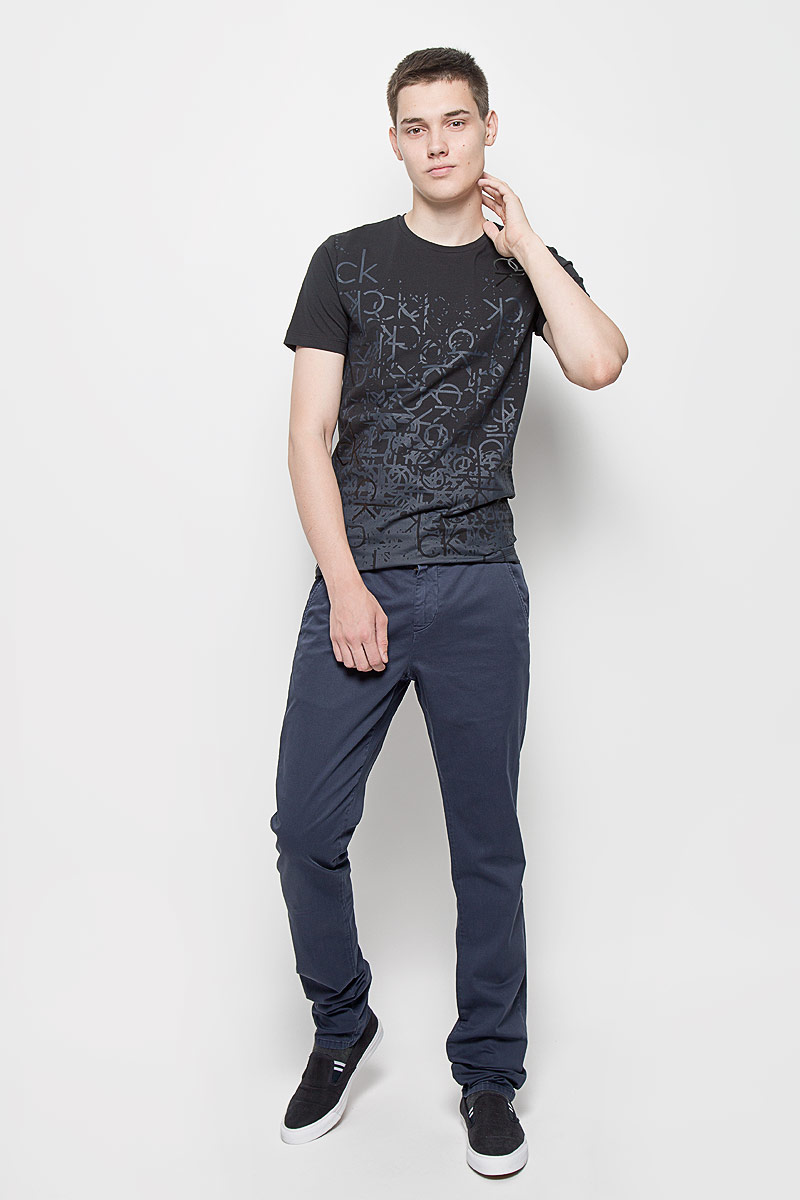 Брюки мужские Calvin Klein Jeans, цвет: темно-синий. J3EJ303151. Размер 36 (56/58)MX3020123_MN_SHG_003 Брюки мужские Calvin Klein Jeans, цвет: темно-синий. J3EJ303151. Размер 36 (56/58)MX3020123_MN_SHG_003Стильные мужские брюки Calvin Klein Jeans, выполненные из хлопка с добавлением эластана, отлично дополнят ваш образ. Ткань изделия тактильно приятная, позволяет коже дышать.Брюки застегиваются на пуговицу и имеют ширинку на застежке-молнии. На поясе предусмотрены шлевки для ремня. Спереди модель дополнена двумя втачными карманами со скошенными краями, сзади - двумя прорезными с застежками-пуговицами. Украшено изделие металлической пластиной с названием бренда.Высокое качество кроя и пошива, актуальный дизайн и расцветка придают изделию неповторимый стиль и индивидуальность. Модель займет достойное место в вашем гардеробе!