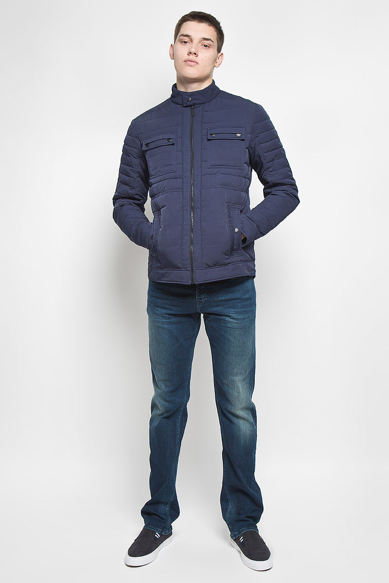 Куртка мужская Calvin Klein Jeans, цвет: темно-синий. J30J300668. Размер L (48/50)SKS0905GR Куртка мужская Calvin Klein Jeans, цвет: темно-синий. J30J300668. Размер L (48/50)SKS0905GRМужская куртка Calvin Klein Jeans придаст образу безупречный стиль. Верх куртки выполнен из полиэстера с добавлением нейлона, подкладка - из 100% полиэстера. В качестве утеплителя используется полиэстер. Куртка с воротником-стойкой застегивается на пластиковую молнию и имеет внутреннюю ветрозащитную планку. Воротник дополнен застежкой-кнопкой. Спереди расположены два накладных кармана с клапанами и два прорезных кармана. Карманы закрываются с помощью застежек-кнопок. Украшена модель фирменной нашивкой из искусственной кожи.Стильная и практичная куртка послужит отличным дополнением к вашему гардеробу!