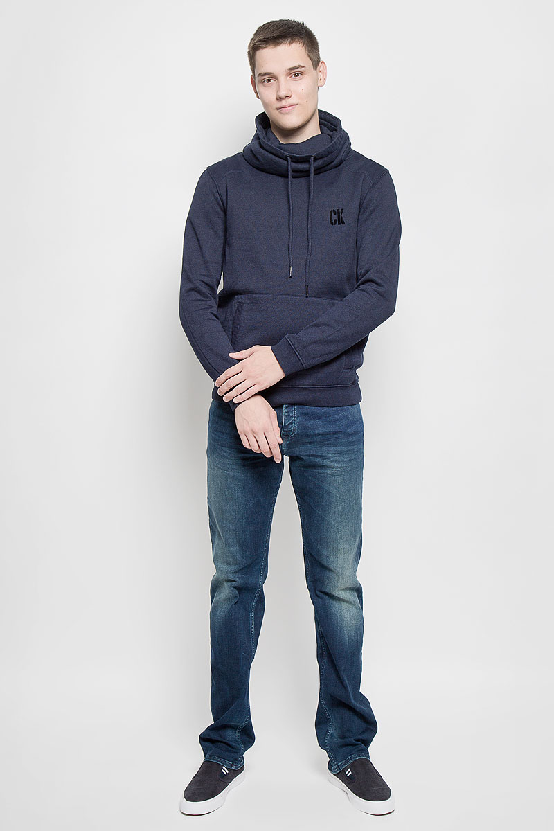 Толстовка мужская Calvin Klein Jeans, цвет: темно-синий. J30J300144. Размер XL (50/52)MX3020433 Толстовка мужская Calvin Klein Jeans, цвет: темно-синий. J30J300144. Размер XL (50/52)MX3020433Стильная мужская толстовка Calvin Klein Jeans, выполненная из хлопка с добавлением полиэстера, идеально подойдет для повседневной носки. Изделие тактильно приятное, не сковывает движения и хорошо пропускает воздух. Трикотажная часть изготовлена из эластичного хлопка. Изнаночная сторона толстовки с начесом.Толстовка с длинными рукавами имеет высокий воротник-хомут, дополненный по краю затягивающимся шнурком. Спереди расположен накладной карман-кенгуру. На рукавах предусмотрены эластичные манжеты. По низу изделия проходит широкая трикотажная резинка. На груди модель оформлена логотипом бренда. Современный дизайн, отличное качество и расцветка делают эту толстовку модным и стильным предметом мужской одежды. В ней вам будет тепло, уютно и комфортно!
