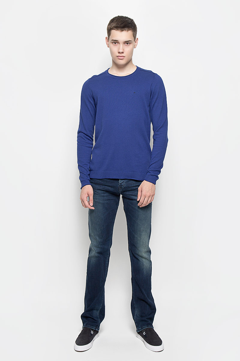 Джемпер мужской Calvin Klein Jeans, цвет: синий. J30J300657. Размер XL (50/52)DSP0168CA Джемпер мужской Calvin Klein Jeans, цвет: синий. J30J300657. Размер XL (50/52)DSP0168CAМужской джемпер Calvin Klein Jeans выполнен из необычайно мягкого и тактильно приятного материала. Изделие не стесняет движений, хорошо пропускает воздух.Джемпер с круглым вырезом горловины и длинными рукавами украшен нашивкой из искусственной кожи и вышитым логотипом бренда. Вырез горловины, манжеты и низ модели связаны резинкой с закрученными краями. Джемпер - идеальный вариант для создания образа в стиле Casual. Он подарит вам уют и комфорт в течение всего дня!
