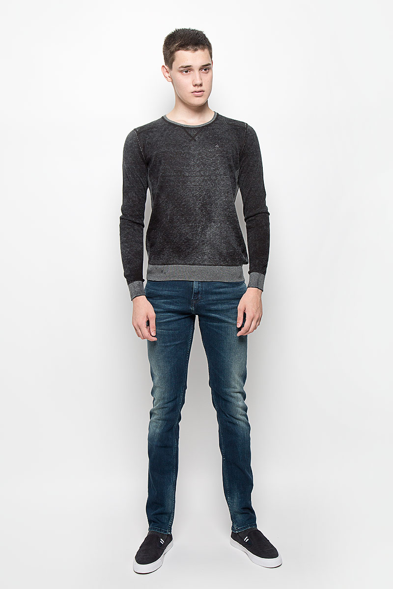 Джемпер мужской Calvin Klein Jeans, цвет: черный меланж. J30J300153. Размер M (46/48)J30J300153 Джемпер мужской Calvin Klein Jeans, цвет: черный меланж. J30J300153. Размер M (46/48)J30J300153Мужской джемпер Calvin Klein Jeans, выполненный из натурального хлопка, станет стильным дополнением к вашему образу. Материал изделия очень мягкий и тактильно приятный, не стесняет движений, хорошо пропускает воздух.Джемпер с круглым вырезом горловины и длинными рукавами дополнен по бокам эластичными вставками. Вырез горловины, манжеты и низ модели связаны резинкой. На груди изделие украшено вышитым логотипом бренда. Джемпер - идеальный вариант для создания образа в стиле Casual. Он подарит вам уют и комфорт в течение всего дня!