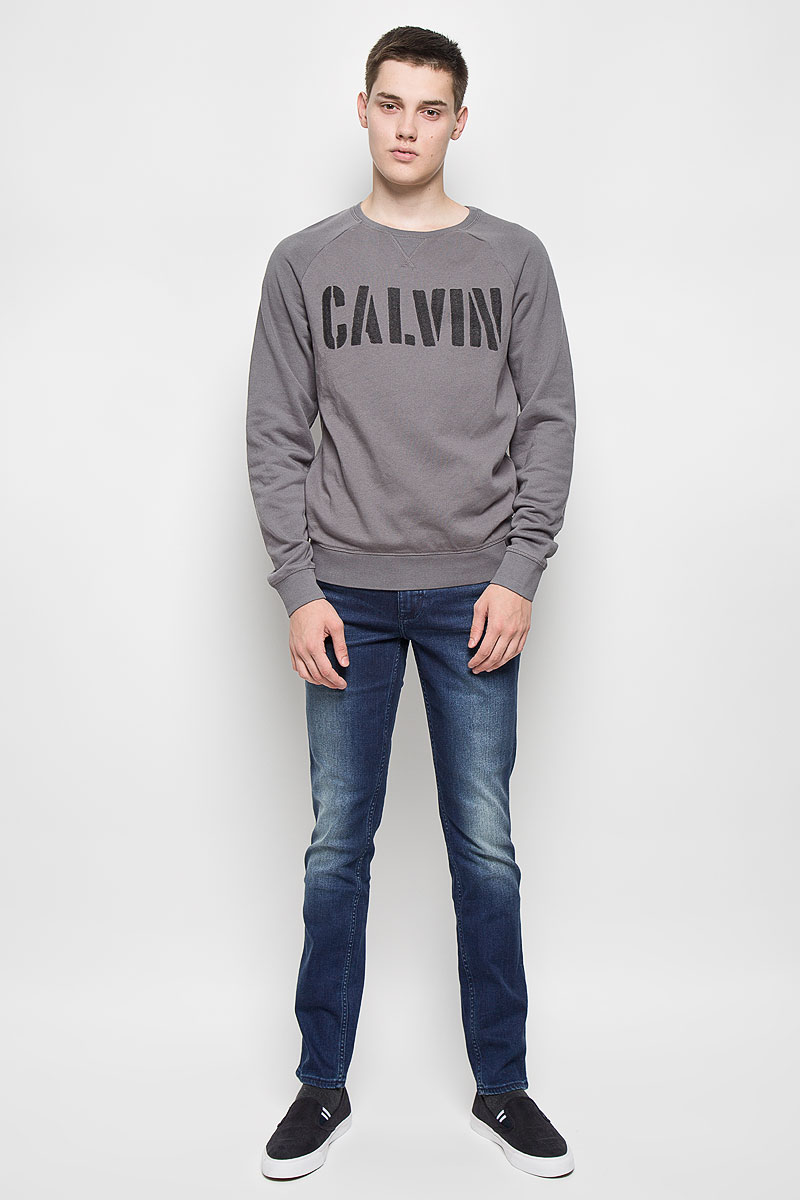 Cвитшот мужской Calvin Klein Jeans, цвет: серый. J30J300142. Размер S (44/46)MS062 Cвитшот мужской Calvin Klein Jeans, цвет: серый. J30J300142. Размер S (44/46)MS062Мужской свитшот Calvin Klein Jeans, выполненный из хлопка с добавлением полиэстера, идеально подойдет для активного отдыха, прогулок или занятий спортом. Свитшот очень приятный на ощупь, не сковывает движения и хорошо пропускает воздух, обеспечивая комфорт при носке. Изнаночная сторона с мягким начесом. Трикотажная часть изделия изготовлена из эластичного хлопка. Свитшот с круглым вырезом горловины и длинными рукавами-реглан оформлен надписью. Низ изделия и вырез горловины дополнены трикотажной резинкой. На рукавах предусмотрены широкие манжеты. Современный дизайн и отличное качество делают этот свитшот стильным и практичным предметом мужской одежды. Такая модель подарит вам комфорт в течение всего дня.