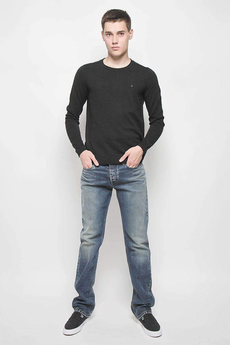 Джемпер мужской Calvin Klein Jeans, цвет: черный. J30J300657. Размер M (46/48)J30J300657 Джемпер мужской Calvin Klein Jeans, цвет: черный. J30J300657. Размер M (46/48)J30J300657Мужской джемпер Calvin Klein Jeans выполнен из необычайно мягкого и тактильно приятного материала. Изделие не стесняет движений, хорошо пропускает воздух.Джемпер с круглым вырезом горловины и длинными рукавами украшен нашивкой из искусственной кожи и вышитым логотипом бренда. Вырез горловины, манжеты и низ модели связаны резинкой с закрученными краями. Джемпер - идеальный вариант для создания образа в стиле Casual. Он подарит вам уют и комфорт в течение всего дня!