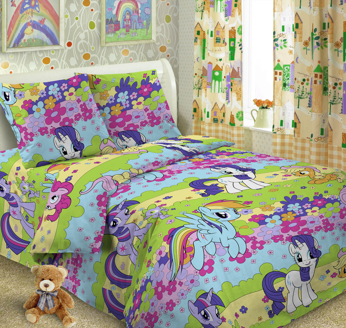 Letto Комплект детского постельного белья Пони 1,5-спальныйpony50 Letto Комплект детского постельного белья Пони 1,5-спальныйpony50Комплект детского постельного белья Letto Пони, состоящий из наволочки, простыни и пододеяльника, выполнен из натурального 100% хлопка. Комплект оформлен изображениями ярких симпатичных пони. Хлопок - это натуральный материал, который не раздражает даже самую нежную и чувствительную кожу малыша, не вызывает аллергии и хорошо вентилируется. Такое белье прослужит долго и выдержит много стирок.Такой комплект идеально подойдет для кроватки вашего малыша. На нем ребенок будет спать здоровым и крепким сном.