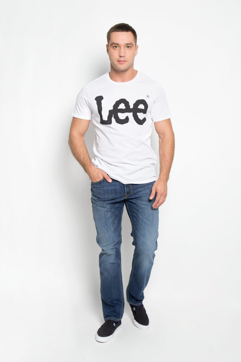 Джинсы мужские Lee Brooklyn Straight, цвет: синий. L452AAYT. Размер 31-32 (46/48-32)L452AAYT Джинсы мужские Lee Brooklyn Straight, цвет: синий. L452AAYT. Размер 31-32 (46/48-32)L452AAYTМодные мужские джинсы Lee Brooklyn Straight - джинсы высочайшего качества на каждый день, которые прекрасно сидят.Модель прямого кроя и стандартной посадки изготовлена из эластичного хлопка. Застегиваются джинсы на пуговицу на поясе и ширинку на молнии, также имеются шлевки для ремня.Спереди модель дополнена двумя втачными карманами и одним небольшим накладным кармашком, а сзади - двумя накладными карманами. Оформлено изделие эффектом потертости, металлическими клепками с логотипом бренда, контрастной прострочкой, перманентными складками и фирменной нашивкой на поясе.Эти стильные и в то же время комфортные джинсы послужат отличным дополнением к вашему гардеробу. В них вы всегда будете чувствовать себя уютно и комфортно.