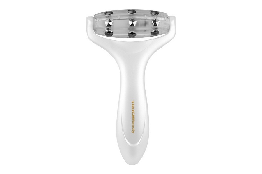 Touchbeauty Массажер для лица AS-0888AS-0888 Touchbeauty Массажер для лица AS-0888AS-0888Массажер для лица оснащен красными светодиодами, которые загораются инфракрасными лучами при движениии массажера по поверхности. Свет положительно влияет на рост коллагена и эластина, улучшая микрорельеф кожи, делая ее гибкой и эластичной. Массаж магнитными головками улучшает кровоснабжение и помогает избавиться от мышечной усталости. 9 антибактериальных никелевых массажных головок сохраняют кожу здоровой и улучшают цвет лица. Массаж после нанесения крема улучшает его впитываемость.