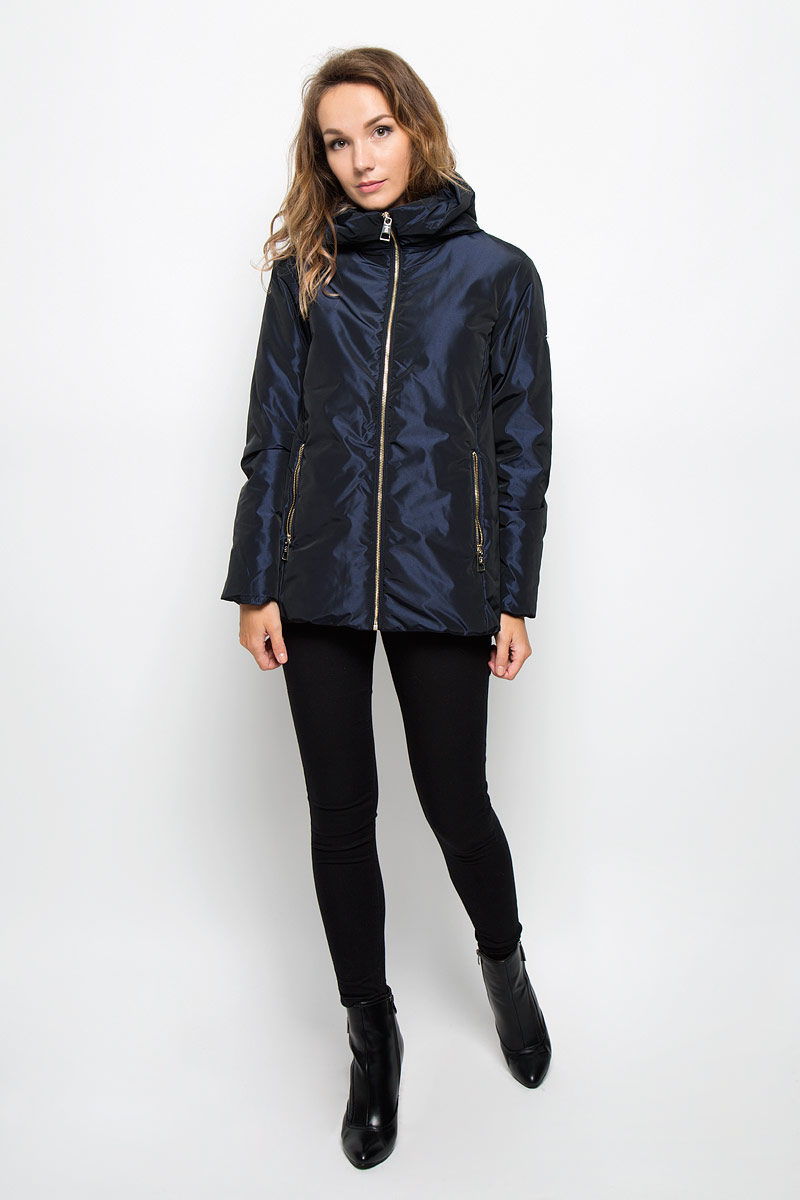 Куртка женская Baon, цвет: темно-синий. B036526. Размер M (46)B036526/B036626_Dark Navy Куртка женская Baon, цвет: темно-синий. B036526. Размер M (46)B036526/B036626_Dark NavyУдобная женская куртка Baon согреет вас в прохладную погоду и позволит выделиться из толпы. Модель с длинными рукавами и несъемным капюшоном выполнена из прочного полиэстера, застегивается на молнию спереди. Изделие дополнено двумя втачными карманами на молниях. Плотный наполнитель из синтепона и подкладка из полиэстера надежно сохранят тепло, благодаря чему такая куртка защитит вас от ветра и холода. Эта модная и в то же время комфортная куртка - отличный вариант для прогулок, она подчеркнет ваш изысканный вкус и поможет создать неповторимый образ.
