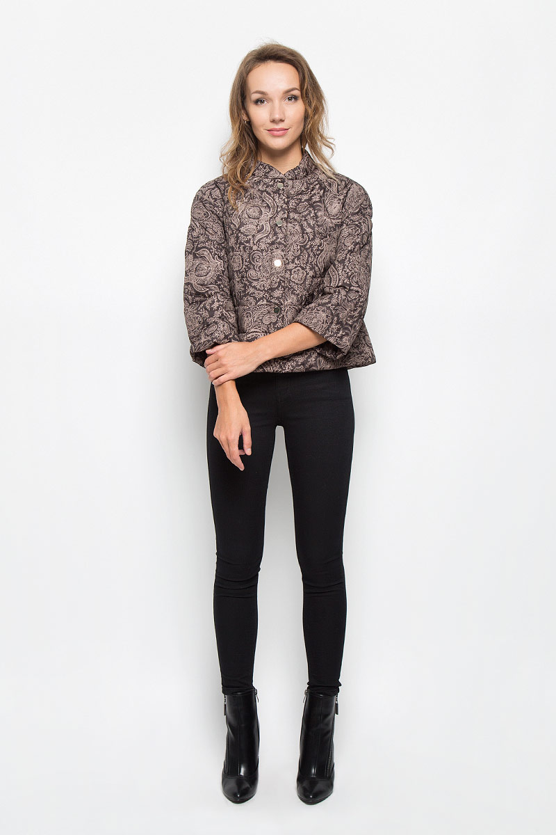 Куртка женская Baon, цвет: коричневый. B036503. Размер L (48)B036503_DARK CHOCOLATE PRINTED Куртка женская Baon, цвет: коричневый. B036503. Размер L (48)B036503_DARK CHOCOLATE PRINTEDУдобная женская куртка Baon согреет вас в прохладную погоду и позволит выделиться из толпы. Модель с рукавами-реглан 3/4 и воротником-стойкой выполнена из прочного полиэстера с синтепоновым наполнителем, и застегивается на кнопки. Куртка оформлена оригинальным принтом и дополнена двумя втачными карманами на застежках-молниях .Эта модная и в то же время комфортная куртка - отличный вариант для прогулок, она подчеркнет ваш изысканный вкус и поможет создать неповторимый образ.