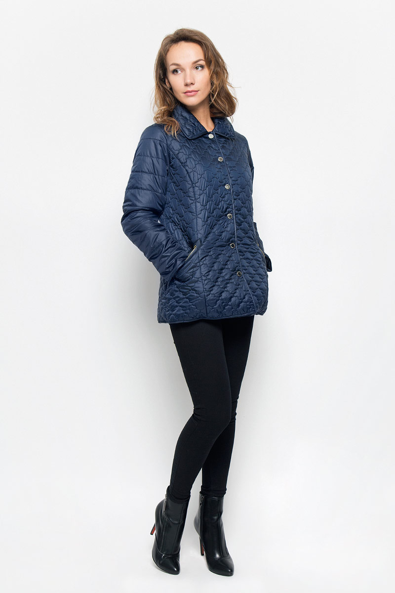 Куртка женская Baon, цвет: темно-синий. B036572. Размер XL (50)B036572_DARK NAVY Куртка женская Baon, цвет: темно-синий. B036572. Размер XL (50)B036572_DARK NAVYЖенская стеганая куртка Baon отлично подойдет для прохладной погоды. Модель прямого кроя, с отложным воротником застегивается на кнопки.Куртка выполнена из полиэстера с утеплителем. Изделие дополнено двумя прорезными карманами на застежках-молниях.Эта модная куртка послужит отличным дополнением к вашему гардеробу!