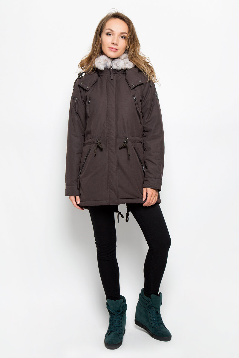 Парка женская Baon, цвет: коричневый. B036512. Размер M (46)B036512_DARK BROWN Парка женская Baon, цвет: коричневый. B036512. Размер M (46)B036512_DARK BROWNСтильная женская парка Baon с наполнителем из полиэстера согреет вас в холодную погоду и позволит выделиться из толпы. Модель со съемным капюшоном и воротником-стойкой застегивается на застежку-молнию и оснащена ветрозащитным клапаном на кнопках. Капюшон пристегивается на молнию, оснащен затягивающимся шнурком и небольшим козырьком. Воротник отделан натуральным мехом. Спереди и на правом рукаве модель дополнена прорезными карманами на застежках-молниях. На талии парка затягивается на шнурок-кулиску, объем низа изделия также регулируются при помощи шнурка-кулиски. Манжеты рукавов дополнены хлястиками на кнопках. Левый рукав оформлен брендовой нашивкой. Такая стильная парка станет прекрасным дополнением к вашему гардеробу, она подарит вам комфорт и тепло.