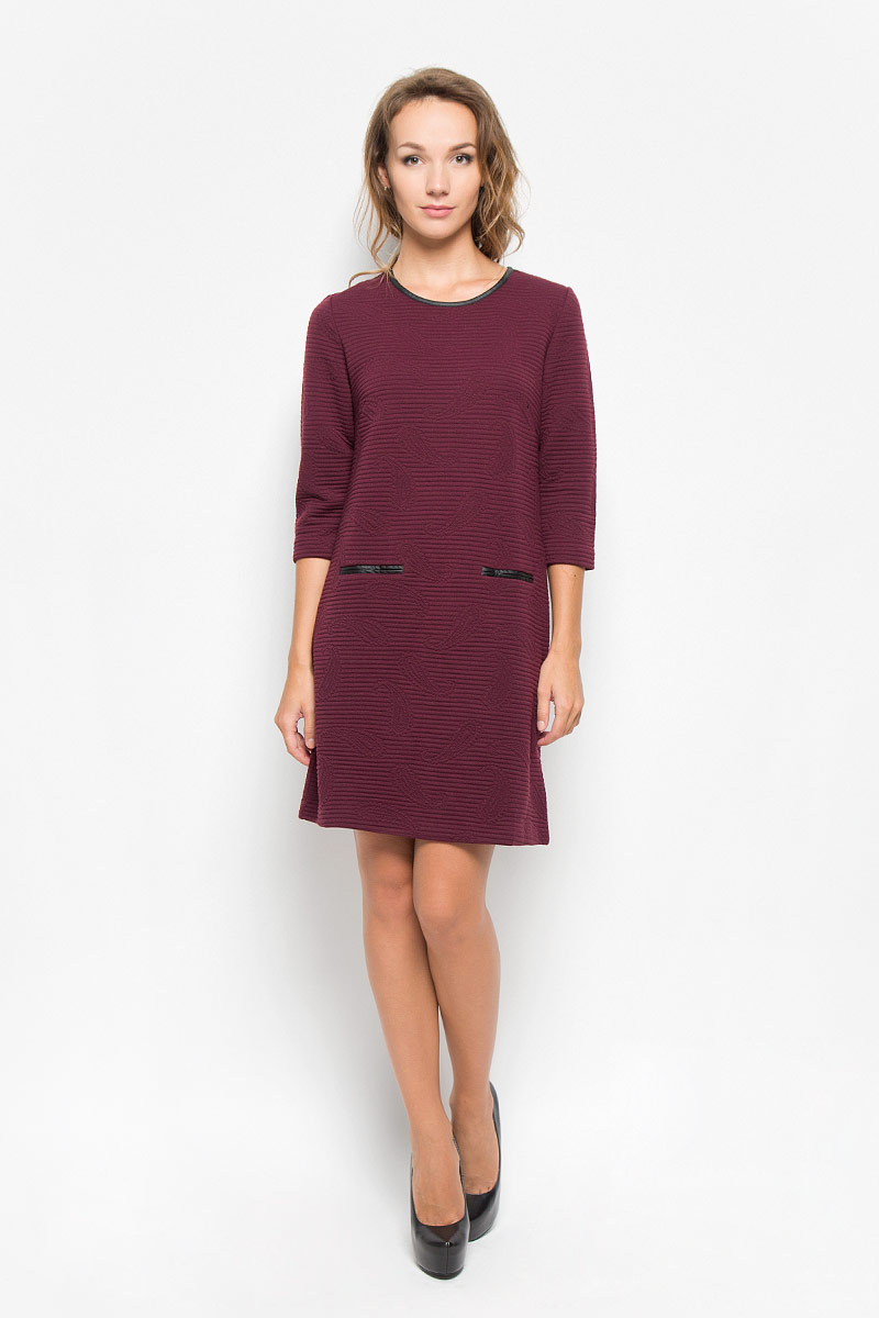Платье Sela, цвет: бордовый. DK-117/299-6342. Размер XL (50)DK-117/299-6342 Платье Sela, цвет: бордовый. DK-117/299-6342. Размер XL (50)DK-117/299-6342Элегантное платье Sela выполнено из высококачественного эластичного полиэстера. Такое платье обеспечит вам комфорт и удобство при носке и непременно вызовет восхищение у окружающих.Модель средней длины с рукавами 3/4 и круглым вырезом горловины выгодно подчеркнет все достоинства вашей фигуры. Изделие застегивается на застежку-молнию на спинке. Платье оформлено объемным узором в виде полосок и бута. Изысканное платье-миди создаст обворожительный и неповторимый образ.Это модное и комфортное платье станет превосходным дополнением к вашему гардеробу, оно подарит вам удобство и поможет подчеркнуть ваш вкус и неповторимый стиль.