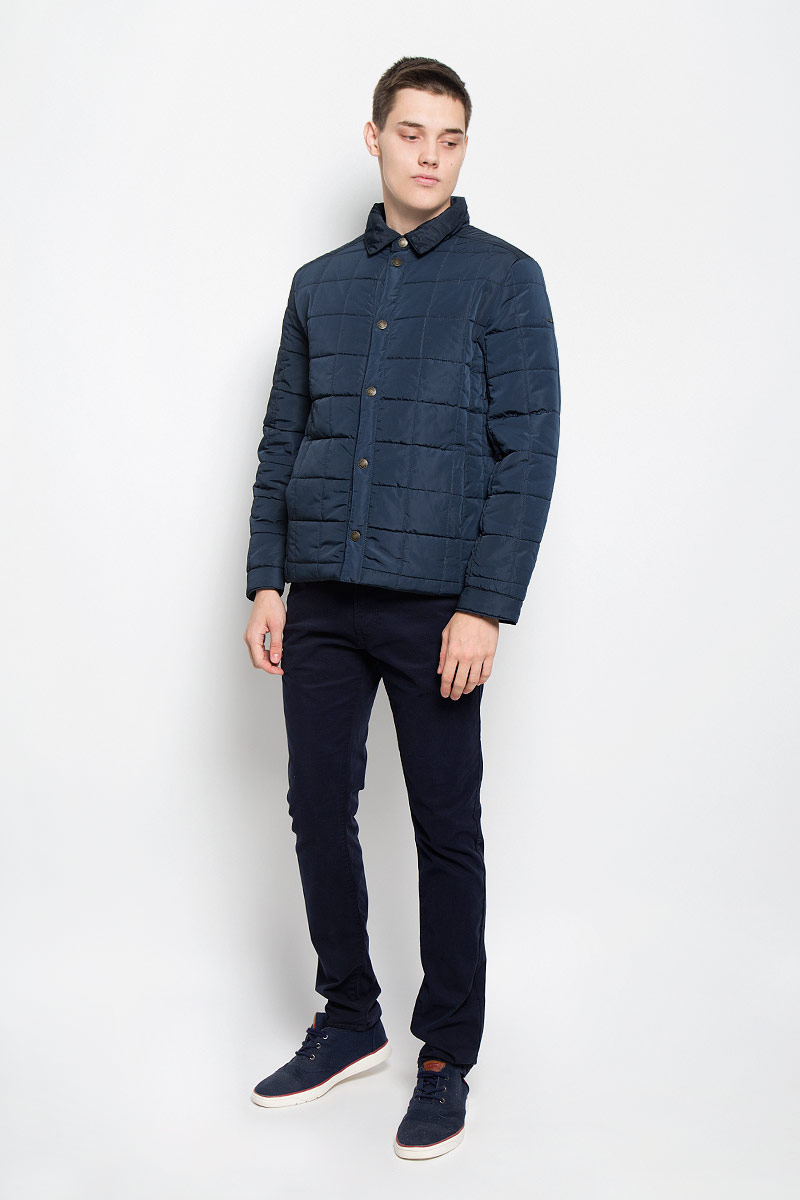 Куртка мужская Baon, цвет: темно-синий. B536502. Размер L (50)B536502_DEEP NAVY Куртка мужская Baon, цвет: темно-синий. B536502. Размер L (50)B536502_DEEP NAVYСтильная стеганая мужская куртка Baon согреет вас в прохладную погоду и позволит выделиться из толпы. Модель выполнена из водоотталкивающего и ветрозащитного материала - 100% полиэстера. Подкладка и утеплитель из 100% полиэстера не дадут замерзнуть. Модель с длинными рукавами и отложным воротником застегивается на шесть металлических кнопок. Спереди куртка дополнена двумя прорезными карманами с застежками-кнопками, с внутренней стороны - двумя прорезными карманами с застежками-молниями. На манжетах предусмотрены застежки-кнопки. Один из рукавов оформлен металлическим элементом в виде названия бренда. Эта модная куртка займет достойное место в вашем гардеробе, в ней вам будет удобно и комфортно.