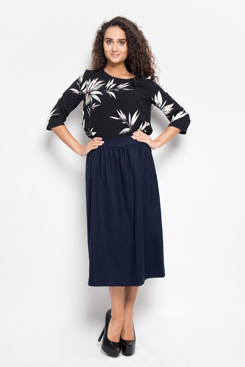 Юбка Baon, цвет: темно-синий. B476502. Размер L (48)B476502_DARK NAVY Юбка Baon, цвет: темно-синий. B476502. Размер L (48)B476502_DARK NAVYМодная юбка Baon, выполненная из полиэстера и вискозы с добавлением эластана, обеспечит вам комфорт и удобство при носке. Материал изделия приятный на ощупь. Юбка-миди застегивается сзади на скрытую застежку-молнию. По бокам расположены два прорезных кармана.Модная юбка выгодно освежит и разнообразит ваш гардероб. Создайте женственный образ и подчеркните свою яркую индивидуальность!