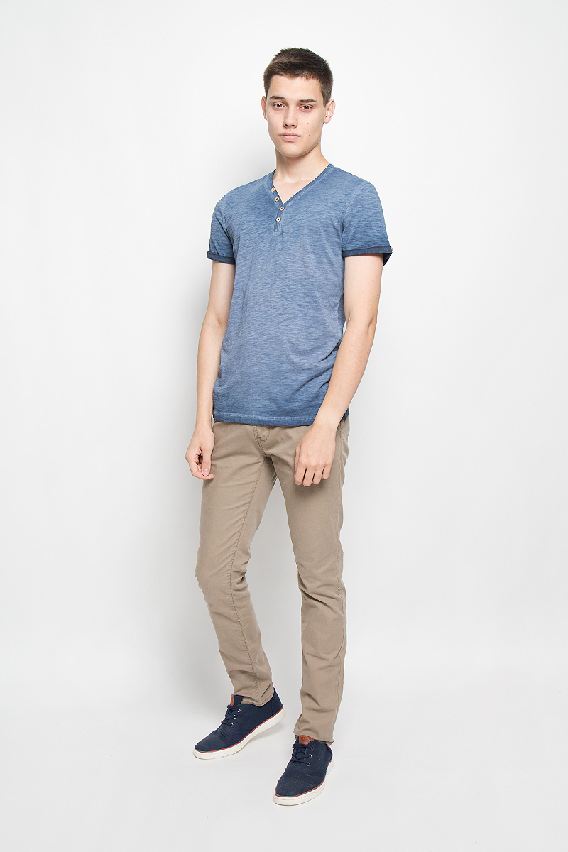 Футболка мужская Tom Tailor, цвет: синий. 1034795.00.10_6865. Размер XXL (54)1034795.00.10_6865 Футболка мужская Tom Tailor, цвет: синий. 1034795.00.10_6865. Размер XXL (54)1034795.00.10_6865Стильная мужская футболка Tom Tailor выполнена из натурального хлопка. Материал очень мягкий и приятный на ощупь, обладает высокой воздухопроницаемостью и гигроскопичностью, позволяет коже дышать. Модель прямого кроя с V-образным вырезом горловины и короткими рукавами. Модель застегивается на груди на две пуговицы. Рукава дополнены декоративными отворотами с пуговицами. На спине футболка оформлена вышивкой California Drive и принтовой надписью на английском языке. Такая модель подарит вам комфорт в течение всего дня и послужит замечательным дополнением к вашему гардеробу.