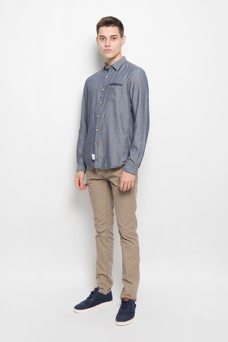 Рубашка мужская Tom Tailor Denim, цвет: темно-синий, белый. 2032325.00.12_6814. Размер S (46)2032325.00.12_6814 Рубашка мужская Tom Tailor Denim, цвет: темно-синий, белый. 2032325.00.12_6814. Размер S (46)2032325.00.12_6814Стильная мужская рубашка Tom Tailor Denim, выполненная из натурального хлопка, обладает высокой теплопроводностью, воздухопроницаемостью и гигроскопичностью, позволяет коже дышать, тем самым обеспечивая наибольший комфорт при носке. Модель приталенного кроя с отложным воротником застегивается на пуговицы по всей длине. Длинные рукава рубашки дополнены манжетами на пуговицах. Рубашка оформлена оригинальным принтом. Модель дополнена нагрудным прорезным карманом.Такая рубашка подчеркнет ваш вкус и поможет создать великолепный стильный образ.