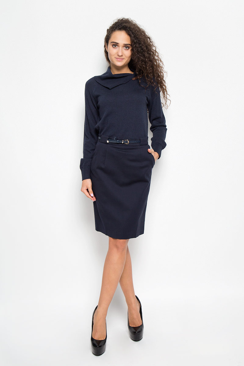 Юбка Baon, цвет: темно-синий. B476521. Размер M (46)B476521_DARK NAVY Юбка Baon, цвет: темно-синий. B476521. Размер M (46)B476521_DARK NAVYЭффектная юбка Baon, выполненная из хлопка и вискозы с добавлением эластана, обеспечит вам комфорт и удобство при носке. Юбка-карандаш средней длины застегивается сзади на застежку-молнию. На поясе предусмотрены шлевки для ремня. Спереди расположены два втачных кармана. В комплект входит ремень с металлической пряжкой, оформленный тиснением под рептилию.Модная юбка-карандаш выгодно освежит и разнообразит ваш гардероб. Создайте женственный образ и подчеркните свою яркую индивидуальность! Классический фасон и оригинальное оформление этой юбки сделают ваш образ непревзойденным.