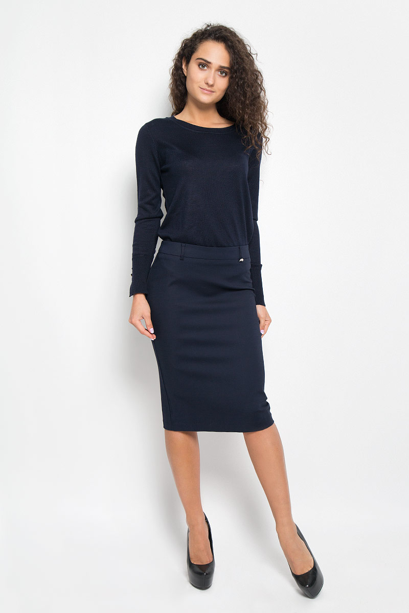 Юбка Baon, цвет: темно-синий. B476503. Размер L (48)B476503_DARK NAVY Юбка Baon, цвет: темно-синий. B476503. Размер L (48)B476503_DARK NAVYЭффектная юбка Baon, выполненная из хлопка и вискозы с добавлением эластана, обеспечит вам комфорт и удобство при носке. Юбка-карандаш средней длины застегивается сзади на скрытую застежку-молнию. На поясе предусмотрены шлевки для ремня. Сзади расположены два прорезных кармана, декорированных пуговицами. Тыльная сторона модели дополнена разрезом.Модная юбка-карандаш выгодно освежит и разнообразит ваш гардероб. Создайте женственный образ и подчеркните свою яркую индивидуальность! Классический фасон и оригинальное оформление этой юбки сделают ваш образ непревзойденным.