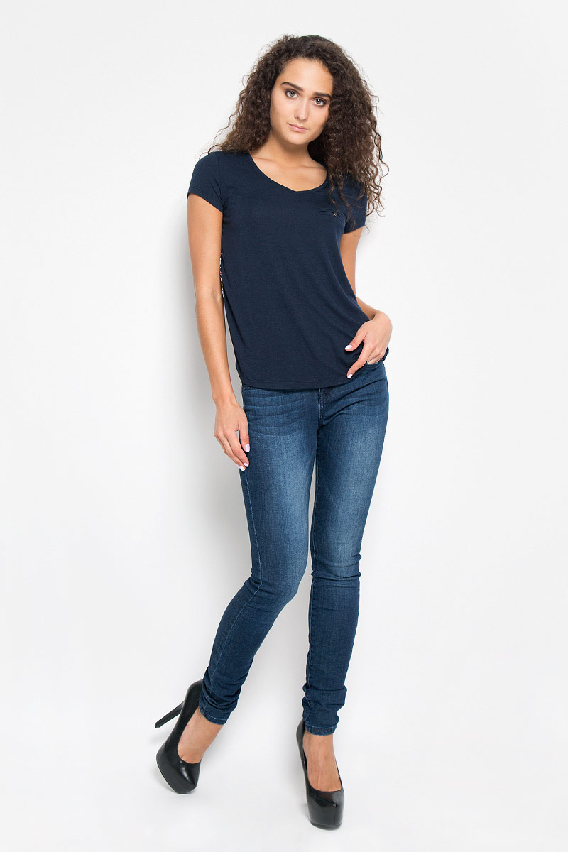 Футболка женская Tom Tailor Denim, цвет: темно-синий. 1035530.00.71_6901. Размер L (48)1035530.00.71_6901 Футболка женская Tom Tailor Denim, цвет: темно-синий. 1035530.00.71_6901. Размер L (48)1035530.00.71_6901Стильная женская футболка Tom Tailor Denim, выполненная из полиэстера с добавлением вискозы, обладает высокой теплопроводностью, воздухопроницаемостью и гигроскопичностью, позволяет коже дышать.Модель с короткими рукавами и V-образным вырезом горловины. Изделие спереди дополнено небольшим карманом-обманкой на котором нашита пуговица. Спинка изделия оформлена ярким цветочным принтом.Такая футболка станет стильным дополнением к вашему гардеробу, она подарит вам комфорт в течение всего дня!
