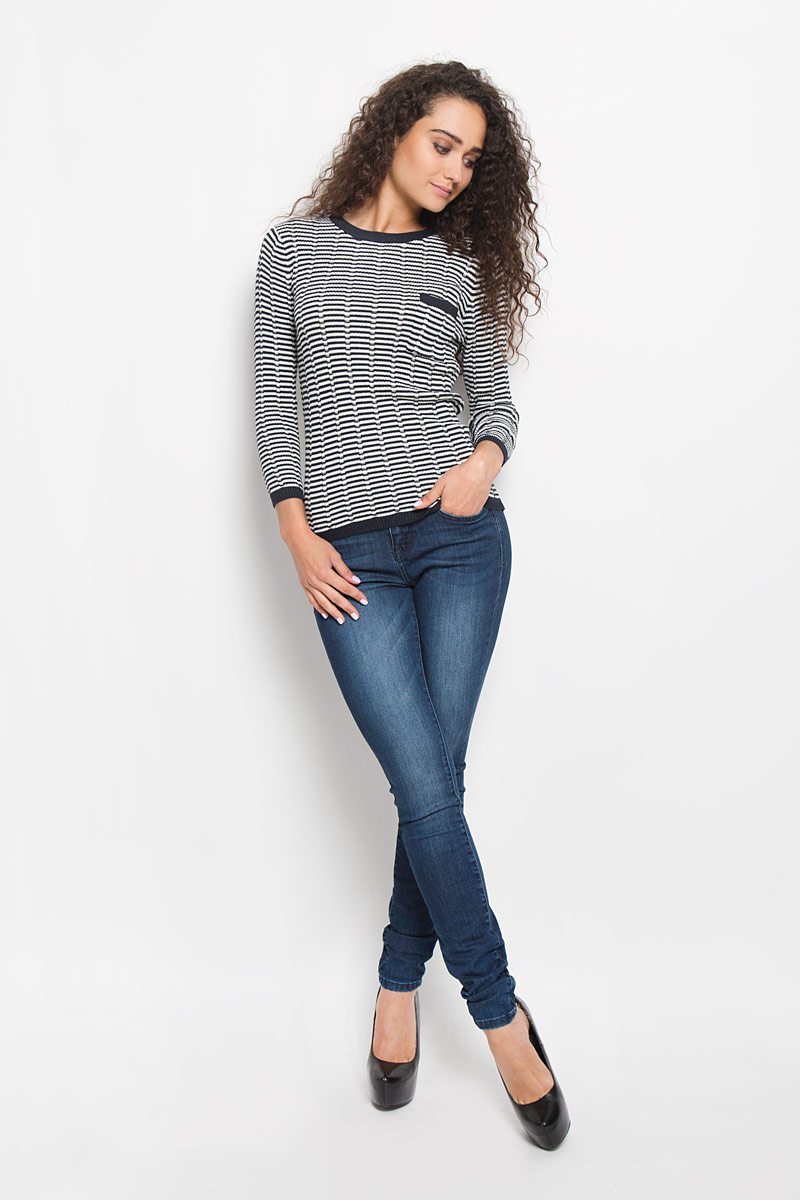 Джемпер женский Tom Tailor Denim, цвет: темно-синий, белый. 3021483.00.71_6901. Размер M (46)3021483.00.71_6901 Джемпер женский Tom Tailor Denim, цвет: темно-синий, белый. 3021483.00.71_6901. Размер M (46)3021483.00.71_6901Потрясающий женский джемпер Tom Tailor Denim, изготовленный из высококачественного материала, невероятно мягкий и приятный на ощупь, станет любимым элементом вашего гардероба.Модель в стиле морячки оформлена небольшим кармашком и дополнена металлической пластиной с логотипом бренда на спине. Манжеты и низ изделия связаны в виде вязанной резинки.Такой джемпер - настоящее воплощение комфорта. В нем вы будетечувствовать себя уютно в прохладное время года.