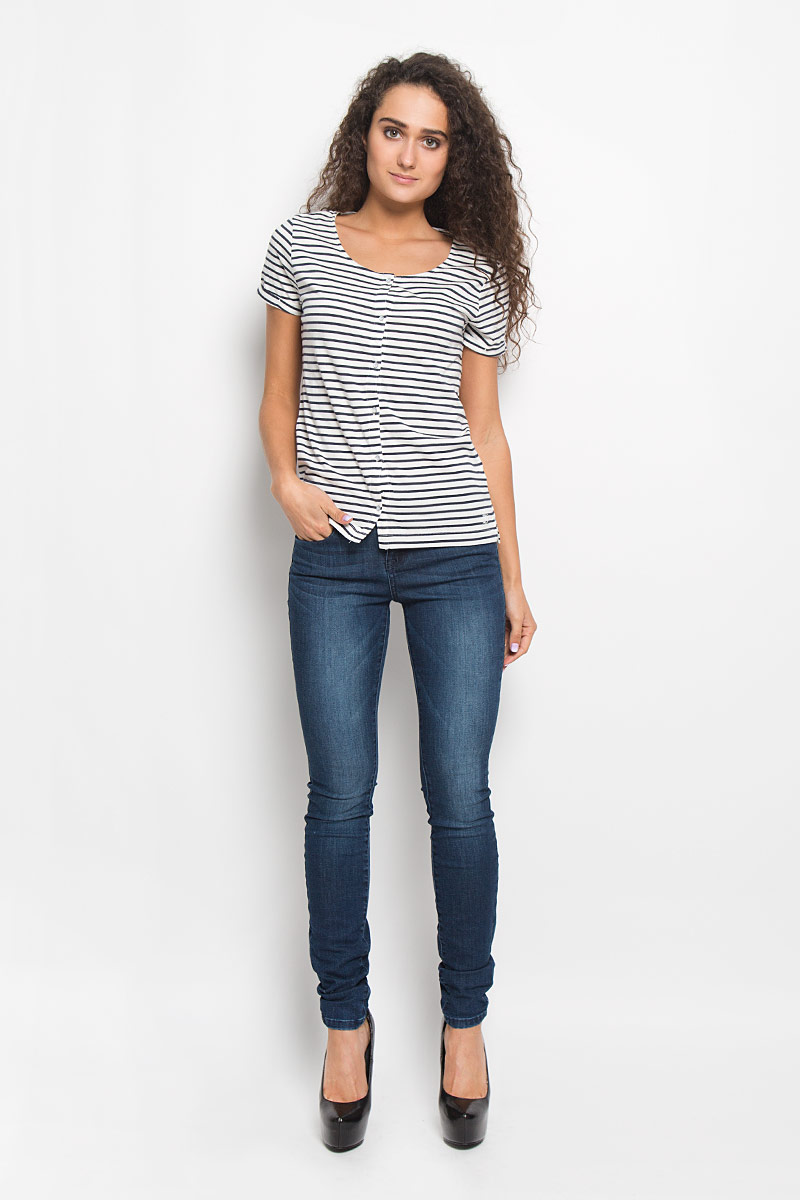Футболка женская Tom Tailor Denim, цвет: белый,синий. 1034818.00.71_8005. Размер XS (42)1034818.00.71_8005 Футболка женская Tom Tailor Denim, цвет: белый,синий. 1034818.00.71_8005. Размер XS (42)1034818.00.71_8005Стильная женская футболка Tom Tailor Denim поможет создать отличный современный образ в стиле Casual. Модель, изготовленная из натурального хлопка, очень мягкая, тактильно приятная, не сковывает движения и позволяет коже дышать.Футболка с круглым вырезом горловины и короткими рукавами. Модель выполнена в стиле морячки. Изделие дополнено пуговицами по всему переду, которые можно расстегнуть.Такая футболка станет стильным дополнением к вашему гардеробу, она подарит вам комфорт в течение всего дня!