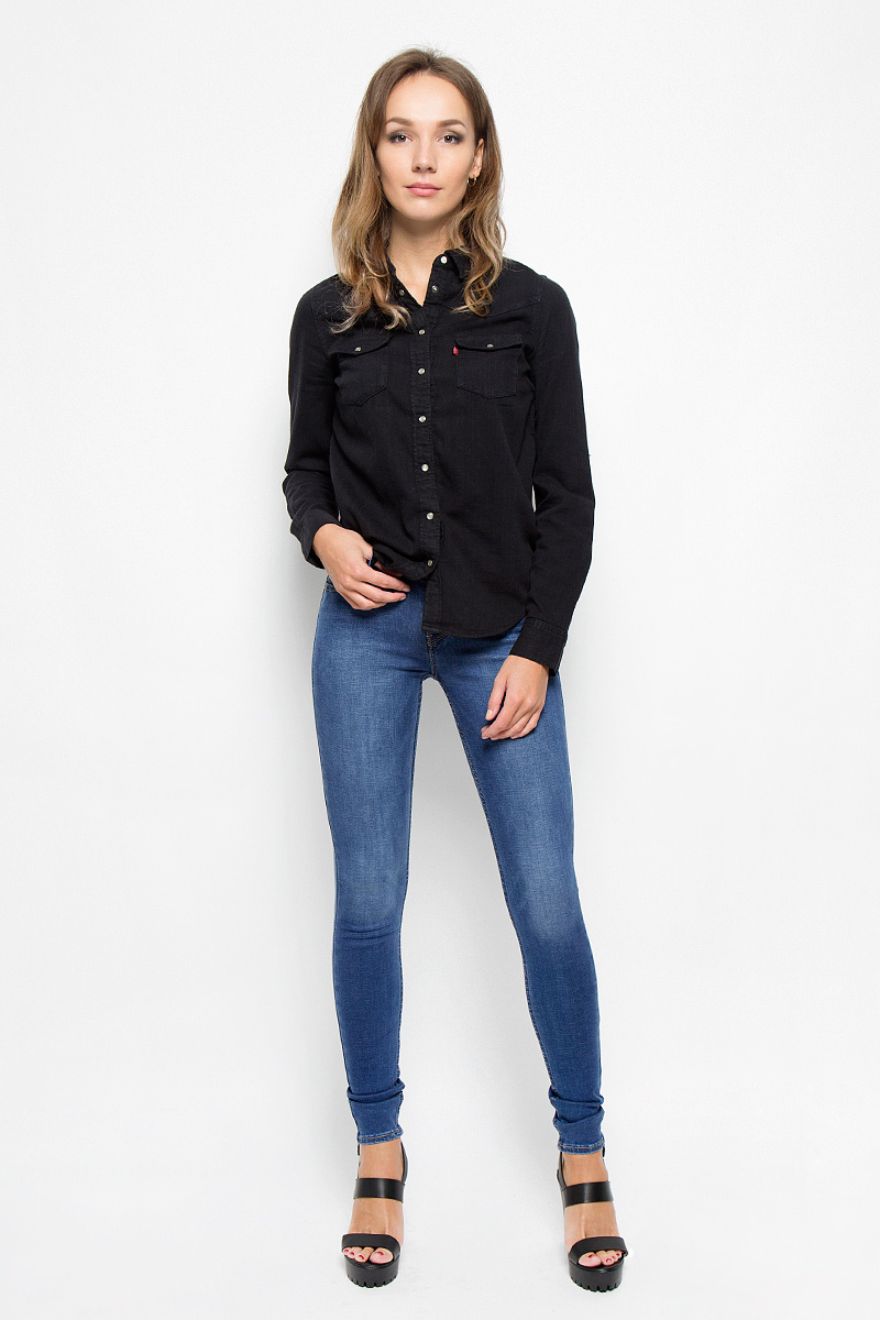 Джинсы женские Levis® 710, цвет: синий. 1778000150. Размер 26-32 (40/42-32)1778000150 Джинсы женские Levis® 710, цвет: синий. 1778000150. Размер 26-32 (40/42-32)1778000150Стильные женские джинсы Levis® - это джинсы высочайшего качества, которые прекрасно сидят. Они выполнены из высококачественного эластичного хлопка с добавлением эластомультиэстера, что обеспечивает комфорт и удобство при носке. Модные джинсы скинни средней посадки станут отличным дополнением к вашему современному образу. Джинсы застегиваются на пуговицу в поясе и ширинку на застежке-молнии, имеют шлевки для ремня. Джинсы имеют классический пятикарманный крой: спереди модель оформлена двумя втачными карманами и одним маленьким накладным кармашком, а сзади - двумя накладными карманами.Эти модные и в то же время комфортные джинсы послужат отличным дополнением к вашему гардеробу.