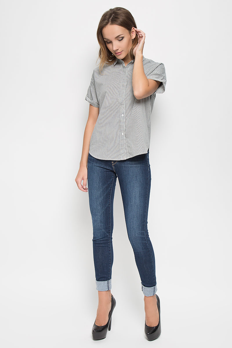 Рубашка женская Levis®, цвет: белый, темно-серый. 2351800040. Размер L (48)2351800040 Рубашка женская Levis®, цвет: белый, темно-серый. 2351800040. Размер L (48)2351800040Стильная женская рубашка Levis®, выполненная из натурального хлопка, прекрасно подойдет для повседневной носки. Материал очень мягкий и приятный на ощупь, не сковывает движения и позволяет коже дышать.Рубашка с отложным воротником и длинными рукавами застегивается на пуговицы частично скрытые под планкой. Низ рукавов дополнен отворотами. Спинка изделия немного удлинена. Рубашка оформлена принтом в полоску.Такая рубашка будет дарить вам комфорт в течение всего дня и станет модным дополнением к вашему гардеробу.