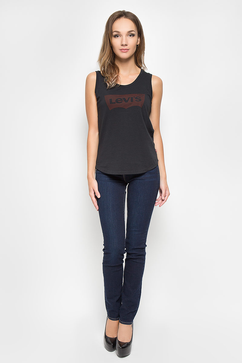 Джинсы женские Levis® 712, цвет: темно-синий. 1888400000. Размер 30-34 (46-34)1888400000 Джинсы женские Levis® 712, цвет: темно-синий. 1888400000. Размер 30-34 (46-34)1888400000Стильные женские джинсы Levis® 712 станут отличным дополнением к вашему гардеробу. Изготовленные из высококачественного комбинированного материала, они мягкие и приятные на ощупь, не сковывают движения и позволяют коже дышать.Джинсы-слим застегиваются на металлическую пуговицу и имеют ширинку на застежке-молнии, а также шлевки для ремня. Модель имеет классический пятикарманный крой: спереди - два втачных кармана и один маленький накладной, а сзади - два накладных кармана. Изделие оформлено эффектом небольшими потертостями.Современный дизайн и расцветка делают эти джинсы модным предметом одежды. Это идеальный вариант для тех, кто хочет заявить о себе и своей индивидуальности и отразить в имидже собственное мировоззрение.