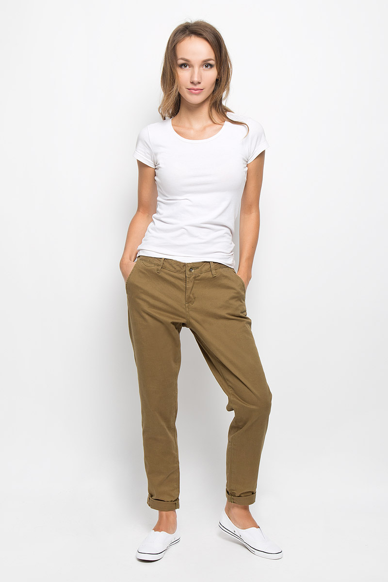 Брюки женские Roxy Sunkissers J Pant, цвет: оливковый. ERJDP03111-CQW0. Размер 30 (46)ERJDP03111-CQW0 Брюки женские Roxy Sunkissers J Pant, цвет: оливковый. ERJDP03111-CQW0. Размер 30 (46)ERJDP03111-CQW0Стильные брюки Roxy Sunkissers J Pant выполнены из эластичного хлопка, который пропускает воздух, позволяя коже дышать.Модель слегка зауженного к низу кроя и средней посадки обеспечит вам комфорт. По поясу брюки застегиваются на металлическую пуговицу и имеют ширинку на застежке-молнии, а также шлевки для ремня. Спереди изделие оформлено двумя втачными карманами, а сзади двумя прорезными карманами.Эти комфортные брюки послужат отличным дополнением к вашему гардеробу.