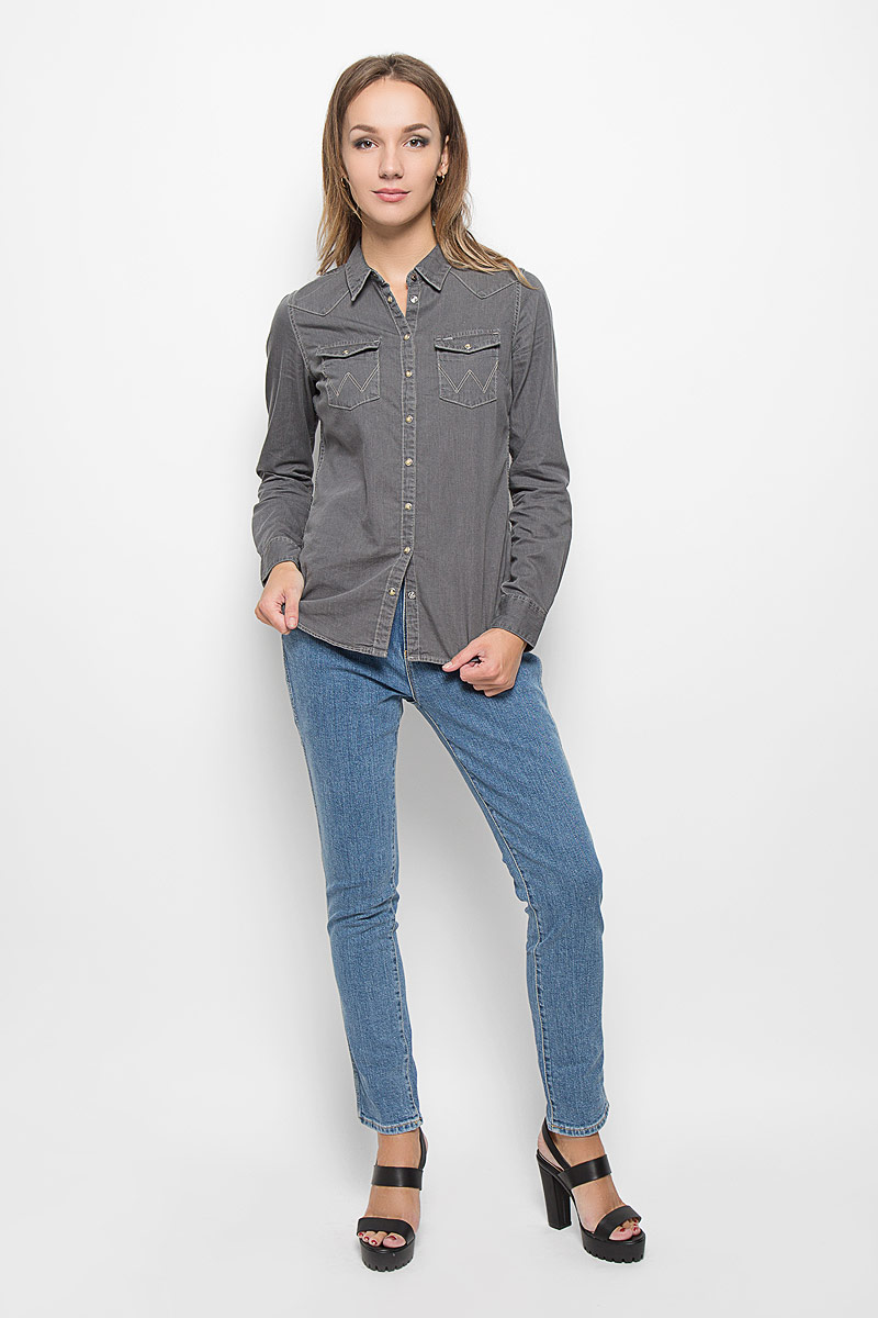 Джинсы женские Wrangler, цвет: светло-синий. W27MBS85I. Размер 28-32 (44-32)W27MBS85I Джинсы женские Wrangler, цвет: светло-синий. W27MBS85I. Размер 28-32 (44-32)W27MBS85IСтильные женские джинсы Wrangler выполнены из эластичного хлопка. Джинсы-бойфренды средней посадки и с заниженной ластовицей станут отличным дополнением к вашему современному образу. Застегиваются джинсы на пуговицу в поясе и ширинку на застежке-молнии, имеются шлевки для ремня. Спереди модель оформлена двумя втачными карманами и одним небольшим секретным кармашком, а сзади - двумя накладными карманами.Эти модные и в тоже время комфортные джинсы послужат отличным дополнением к вашему гардеробу. В них вы всегда будете чувствовать себя уютно и комфортно.