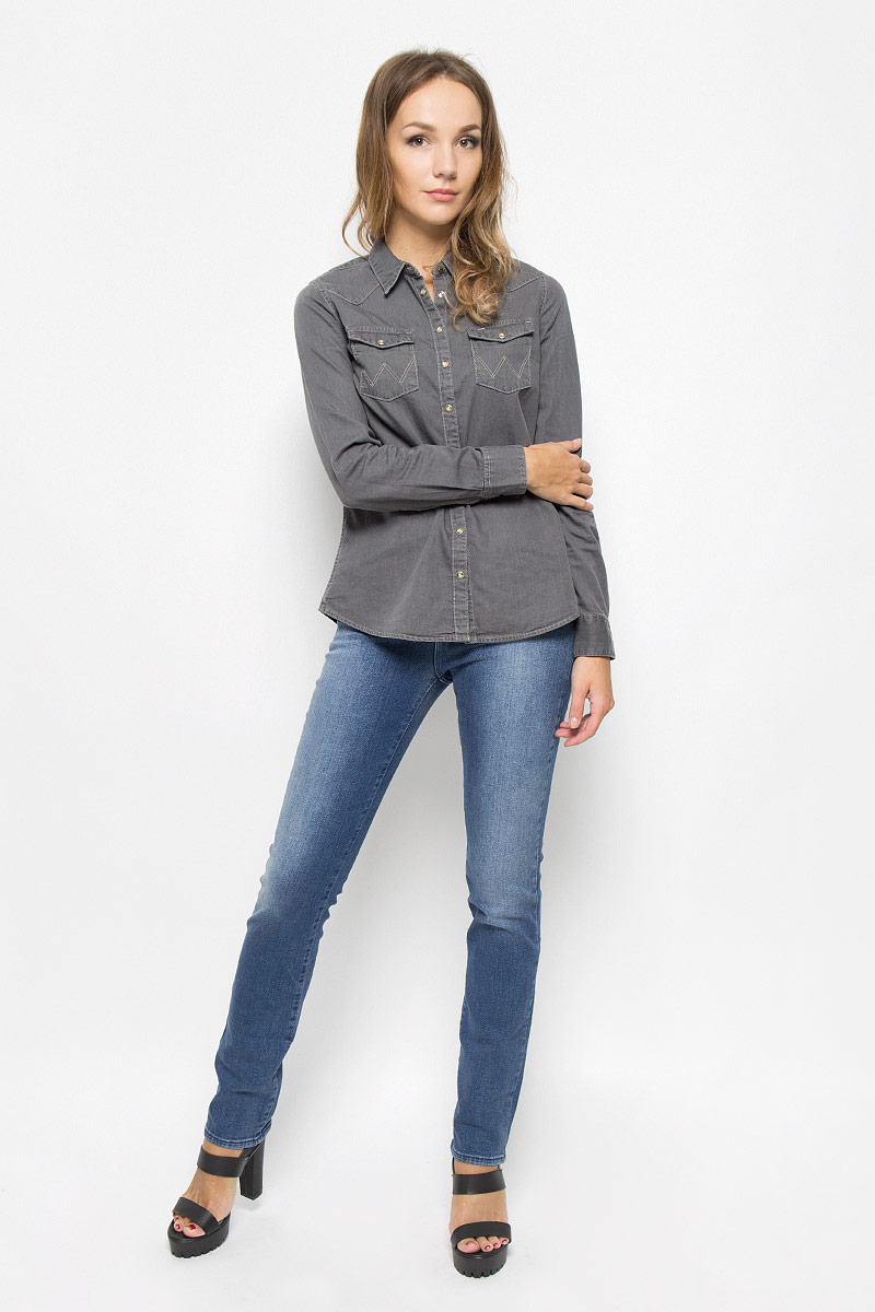 Джинсы женские Wrangler Drew, цвет: синий. W24SX779I. Размер 27-32 (42/44-32)W24SX779I Джинсы женские Wrangler Drew, цвет: синий. W24SX779I. Размер 27-32 (42/44-32)W24SX779IСтильные женские джинсы Wrangler Drew станут отличным дополнением к вашему гардеробу. Изготовленные из высококачественного комбинированного материала, они мягкие и приятные на ощупь, не сковывают движения и позволяют коже дышать. Джинсы прямого кроя застегиваются на пуговицу в поясе и ширинку на застежке-молнии. На поясе имеются шлевки для ремня. Модель имеет классический пятикарманный крой: спереди - два втачных кармана и один маленький накладной, а сзади - два накладных кармана. Изделие оформлено эффектом потертости.