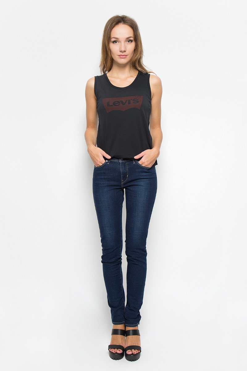 Джинсы женские Levis®, цвет: темно-синий. 2018900550. Размер 27-32 (42-32)2018900550 Джинсы женские Levis®, цвет: темно-синий. 2018900550. Размер 27-32 (42-32)2018900550Стильные женские джинсы Levis®, корректирующие фигуру, станут отличным дополнением к вашему гардеробу. Изготовленные из высококачественного комбинированного материала, они мягкие и приятные на ощупь, не сковывают движения и позволяют коже дышать.Джинсы-скинни низкой посадки по поясу застегиваются на металлическую пуговицу и имеют ширинку на застежке-молнии, а также шлевки для ремня. Модель спереди дополнена двумя втачными карманами, а сзади - двумя накладными карманами. Изделие оформлено легкими потертостями. Современный дизайн и расцветка делают эти джинсы модным предметом одежды. Это идеальный вариант для тех, кто хочет заявить о себе и своей индивидуальности и отразить в имидже собственное мировоззрение.