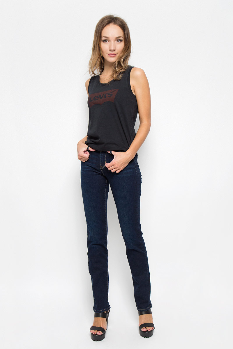 Джинсы женские Levis® 714, цвет: темно-синий. 2183400060. Размер 28-34 (42/44-34)2183400060 Джинсы женские Levis® 714, цвет: темно-синий. 2183400060. Размер 28-34 (42/44-34)2183400060Стильные женские джинсы Levis® 714 станут отличным дополнением к вашему гардеробу. Изготовленные из высококачественного комбинированного материала, они мягкие и приятные на ощупь, не сковывают движения и позволяют коже дышать. Джинсы зауженного кроя и средней посадки по поясу застегиваются на металлическую пуговицу и имеют ширинку на застежке-молнии, а также шлевки для ремня. Модель имеет классический пятикарманный крой: спереди - два втачных кармана и один маленький накладной, а сзади - два накладных кармана. Джинсы оформлены контрастной отстрочкой и легкими потертостями.Современный дизайн и расцветка делают эти джинсы модным предметом одежды. Это идеальный вариант для тех, кто хочет заявить о себе и своей индивидуальности и отразить в имидже собственное мировоззрение.