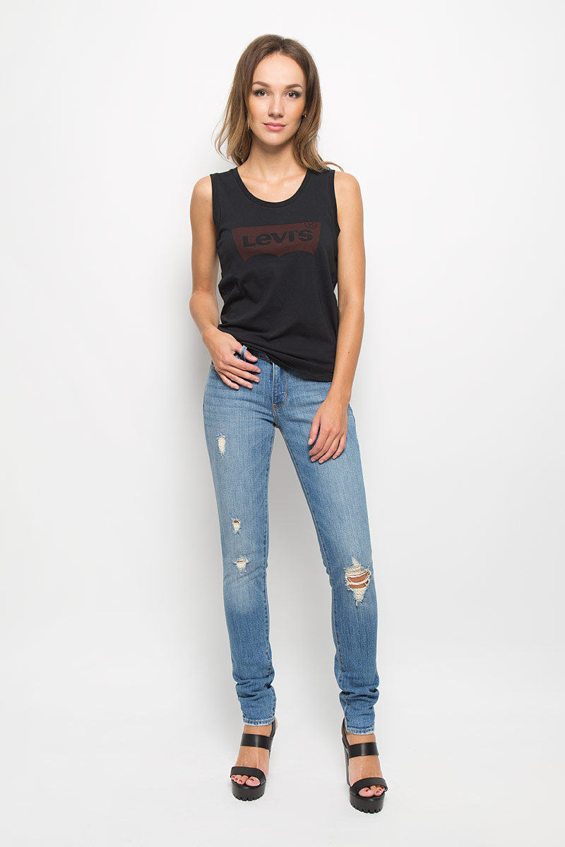 Джинсы женские Levis® 711, цвет: голубой. 1888101150. Размер 28-34 (42/44-34)1888101150 Джинсы женские Levis® 711, цвет: голубой. 1888101150. Размер 28-34 (42/44-34)1888101150Стильные женские джинсы Levis® 711 подчеркнут ваш уникальный стиль и помогут создать оригинальный женственный образ. Модель выполнена из высококачественного эластичного хлопка. Материал мягкий и приятный на ощупь, не сковывает движения и позволяет коже дышать.Джинсы-скинни со средней посадкой застегиваются на пуговицу в поясе и ширинку на застежке-молнии. На поясе предусмотрены шлевки для ремня. Джинсы имеют классический пятикарманный крой: спереди модель оформлена двумя втачными карманами и одним маленьким накладным кармашком, а сзади - двумя накладными карманами. Модель оформлена эффектом притертости, декоративными прорезями и перманентными складками. Эти модные и в тоже время комфортные джинсы послужат отличным дополнением к вашему гардеробу.