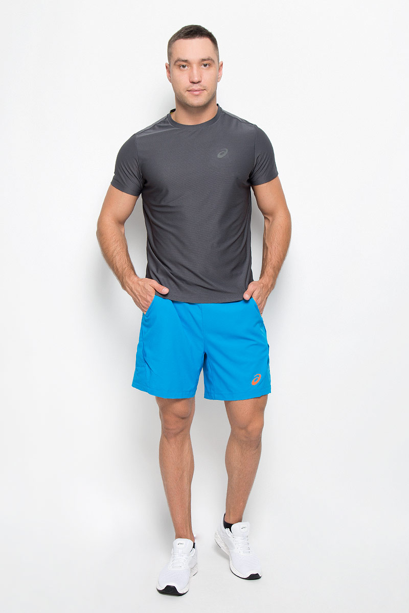 Шорты для тенниса мужские Asics Athlete 7in Short, цвет: голубой. 134644-8094. Размер XL (52/54)134644-8094 Шорты для тенниса мужские Asics Athlete 7in Short, цвет: голубой. 134644-8094. Размер XL (52/54)134644-8094Мужские шорты для тенниса Asics Athlete 7in Short - это незаменимый атрибут в гардеробе любого спортсмена. Стильные удобные шорты выполнены из высококачественного полиэстера, благодаря чему превосходно сидят, не стесняют движений и великолепно отводят влагу, оставляя тело сухим даже во время интенсивных тренировок. Сетчатая подкладка выполнена из эластичного полиэстера. Модель дополнена широкой эластичной резинкой на талии. Объем пояса регулируется при помощи шнурка-кулиски. Шорты имеют два втачных кармана спереди. Модель оформлена прорезиненным логотипом. Устремляясь за очередным укороченным ударом и высоким мячом, используйте всю силу ног, а легкие шорты помогут вам в этом: они подарят комфорт и полную свободу движений. Эти модные шорты послужат отличным дополнением к вашему спортивному гардеробу. В них вы всегда будете чувствовать себя уверенно и комфортно.