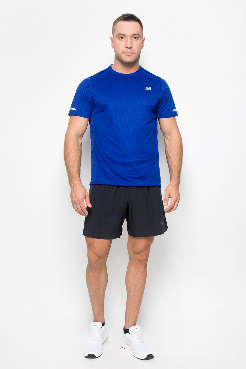 Футболка для бега мужская New Balance, цвет: синий. MT63223/MIB. Размер S (44/46)MT63223/MIB Футболка для бега мужская New Balance, цвет: синий. MT63223/MIB. Размер S (44/46)MT63223/MIBСтильная мужская футболка для бега New Balance, выполненная из 100% полиэстера, обладает высокой теплопроводностью, воздухопроницаемостью и гигроскопичностью и великолепно отводит влагу, оставляя тело сухим даже во время интенсивных тренировок. Комфортные плоские швы исключают риск натирания. Такая футболка превосходно подойдет для бега, занятий спортом и активного отдыха. Модель с короткими рукавами и круглым вырезом горловины - идеальный вариант для создания образа в спортивном стиле. Футболка оформлена светоотражающим логотипом спереди и светоотражающими элементами на рукавах и спинке.Такая модель подарит вам комфорт в течение всего дня и послужит замечательным дополнением к вашему гардеробу.