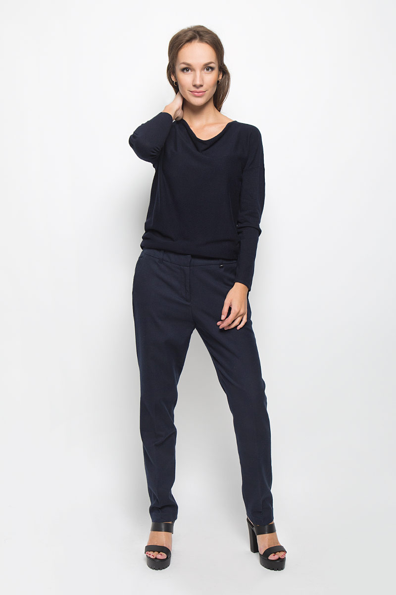 Брюки женские Baon, цвет: темно-синий. B296506. Размер S (44)B296506_DARK NAVY Брюки женские Baon, цвет: темно-синий. B296506. Размер S (44)B296506_DARK NAVYСтильные женские брюки Baon - это изделие высочайшего качества, которое превосходно сидит и подчеркнет все достоинства вашей фигуры. Брюки-бананы стандартной посадки выполнены из полиэстера с добавлением вискозы, что обеспечивает комфорт и удобство при носке. Брюки застегиваются на пуговицу и крючки в поясе и ширинку на застежке-молнии, на поясе имеются шлевки для ремня. Брюки дополнены двумя втачными карманами спереди и двумя накладными карманами на пуговицах сзади.Эти модные и в то же время комфортные брюки послужат отличным дополнением к вашему гардеробу и помогут создать неповторимый современный образ.