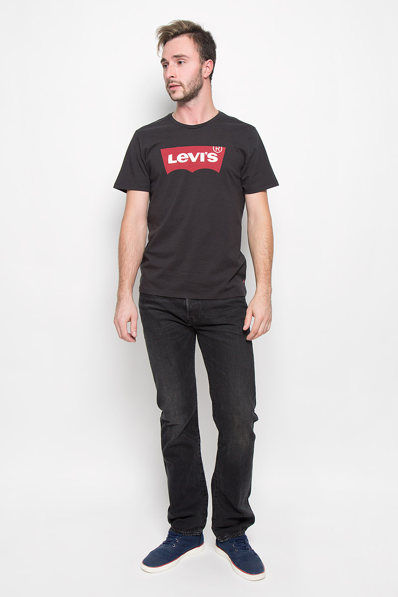 Футболка мужская Levis®, цвет: черный. 1778301370. Размер S (44)1778301370 Футболка мужская Levis®, цвет: черный. 1778301370. Размер S (44)1778301370Мужская футболка Levis®, выполненная из натурального хлопка, идеально подойдет для повседневной носки. Материал изделия легкий, мягкий и приятный на ощупь, не сковывает движения и позволяет коже дышать. Футболка с короткими рукавами имеет круглый вырез горловины, дополненный трикотажной резинкой. Модель оформлена логотипом бренда. Модный дизайн делает эту футболку стильным предметом мужской одежды. Она поможет создать отличный современный образ.