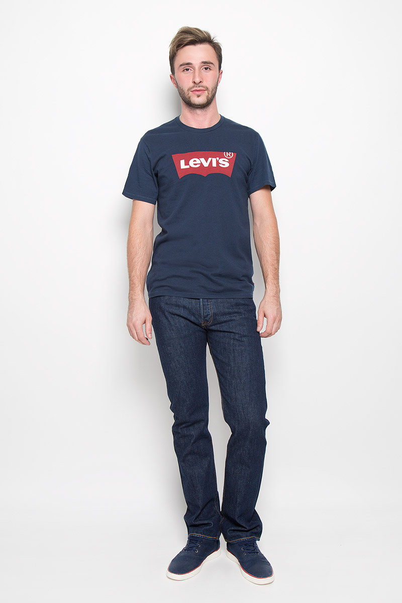 Футболка мужская Levis®, цвет: темно-синий, красный. 1778301390. Размер S (44)1778301390 Футболка мужская Levis®, цвет: темно-синий, красный. 1778301390. Размер S (44)1778301390Стильная мужская футболка прямого кроя Levis, выполненная из 100% хлопка, обладает высокой теплопроводностью, воздухопроницаемостью и гигроскопичностью, позволяет коже дышать. Модель с короткими рукавами и круглым вырезом горловины - идеальный вариант для создания образа в стиле Casual. Футболка оформлена контрастным принтом с изображением логотипа Levis. Такая модель подарит вам комфорт в течение всего дня и послужит замечательным дополнением к вашему гардеробу.