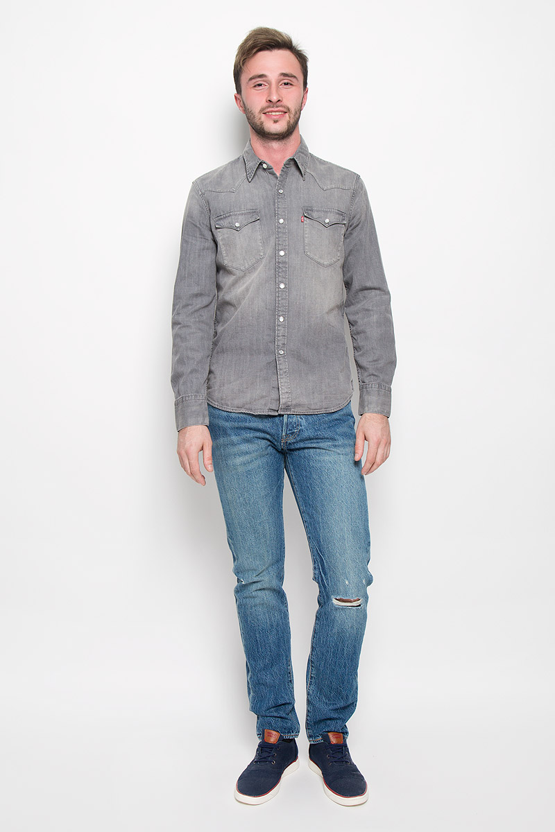 Рубашка мужская Levis®, цвет: серый. 6581601630. Размер S (44)6581601630 Рубашка мужская Levis®, цвет: серый. 6581601630. Размер S (44)6581601630Мужская рубашка Levis® прекрасно подойдет для повседневной носки. Изделие выполнено из натурального хлопка, необычайно мягкое и приятное на ощупь, не сковывает движения и хорошо пропускает воздух. Рубашка с отложным воротником и длинными рукавами застегивается на кнопки и одну пуговицу спереди. Модель оснащена нагрудными карманами с клапанами на кнопках. Манжеты рукавов также дополнены застежками-кнопками. Материал изделия стилизован под джинсовую ткань. Такая рубашка будет дарить вам комфорт в течение всего дня и станет стильным дополнением к вашему гардеробу.