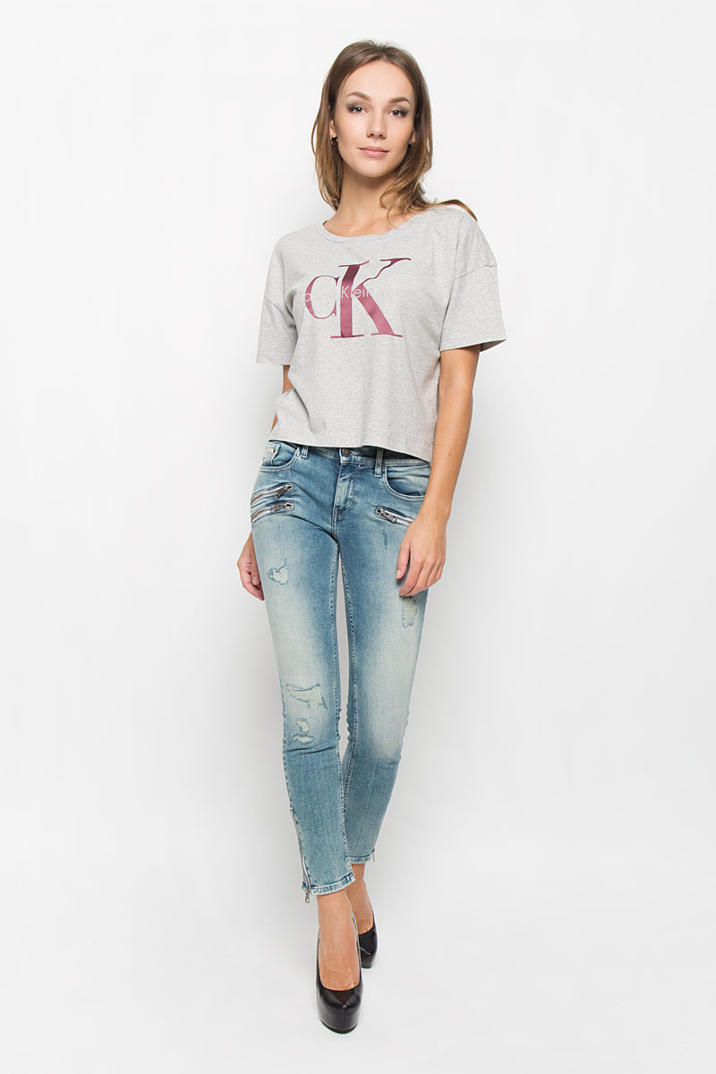 Футболка женская Calvin Klein Jeans, цвет: серый меланж. J20J200793_0380. Размер XS (40/42)A16-32124_201 Футболка женская Calvin Klein Jeans, цвет: серый меланж. J20J200793_0380. Размер XS (40/42)A16-32124_201Женская футболка Calvin Klein Jeans выполнена из натурального хлопка. Укороченная модель с круглым вырезом горловины и короткими рукавами оформлена логотипом бренда.