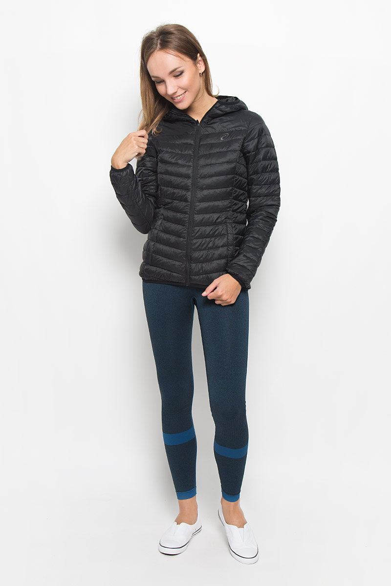 Куртка женская Asics Padded Jacket, цвет: черный. 134779-0904. Размер M (44/46)134779-0904 Куртка женская Asics Padded Jacket, цвет: черный. 134779-0904. Размер M (44/46)134779-0904Женская стеганая куртка Asics Padded Jacket, выполненная из полиамида с утеплителем из полиэстера, отлично подойдет для прохладной погоды. Изделие дополнено подкладкой из полиамида. Модель с капюшоном и длинными рукавами спереди застегивается на застежку-молнию. Низ рукавов, низ куртки и край капюшона обработаны эластичной бейкой. Изделие дополнено двумя прорезными карманами на застежках-молниях и оформлено вышитым фирменным логотипом.Эта модная куртка послужит отличным дополнением к вашему гардеробу!
