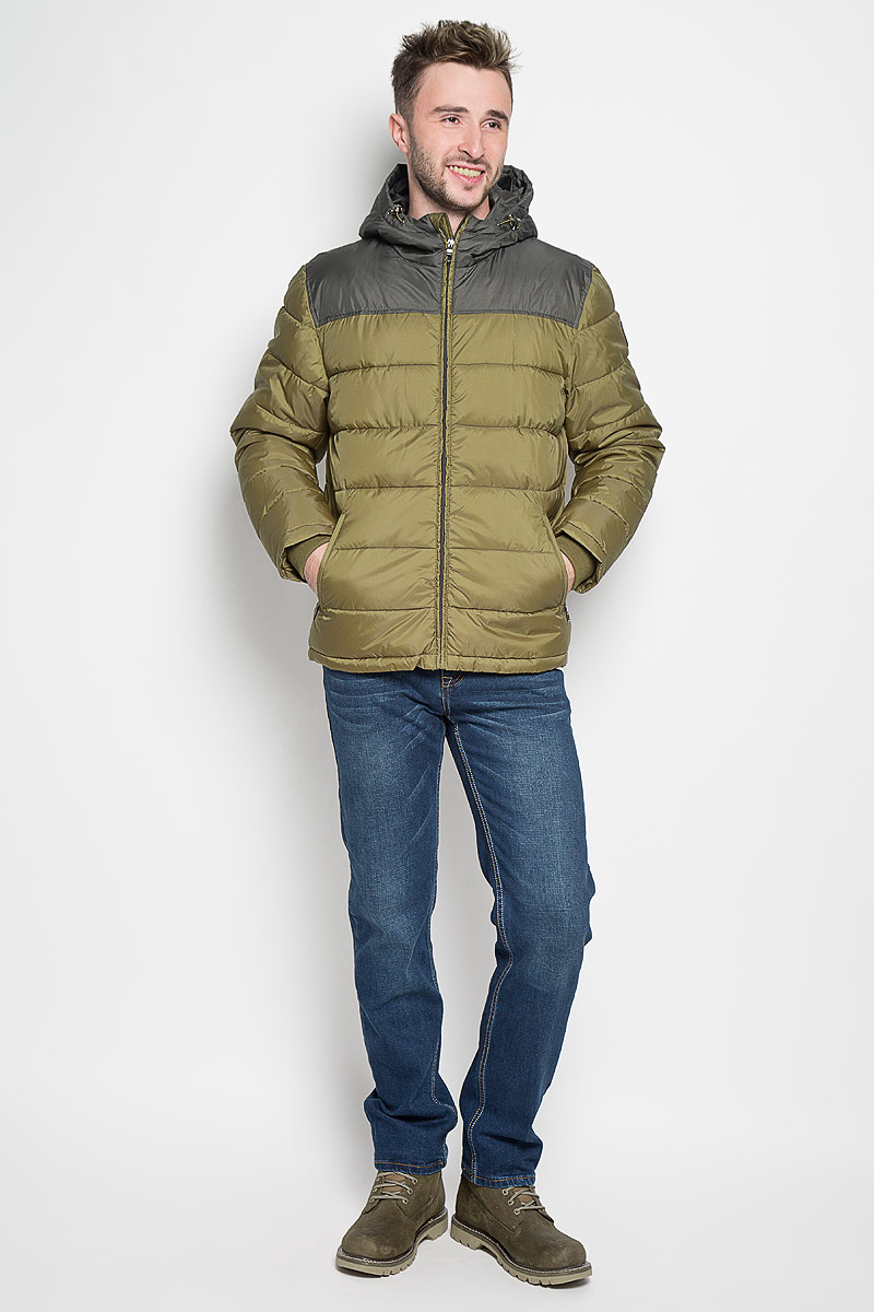 Куртка мужская Sela Casual Wear, цвет: хаки. Cp-226/345-6312. Размер XXL (54)Cp-226/345-6312 Куртка мужская Sela Casual Wear, цвет: хаки. Cp-226/345-6312. Размер XXL (54)Cp-226/345-6312Стильная мужская куртка Sela Casual Wear превосходно подойдет для прохладных дней. Куртка выполнена из полиэстера, она отлично защищает от дождя, снега и ветра, а наполнитель из синтепона превосходно сохраняет тепло.Модель с длинными рукавами и несъемным капюшоном застегивается на застежку-молнию спереди. Объем капюшона регулируется при помощи шнурка-кулиски со стопперами. Изделие дополнено двумя втачными карманами на молниях спереди, а также внутренним накладным карманом на липучке. Рукава дополнены внутренними трикотажными манжетами. Эта модная и в то же время комфортная куртка согреет вас в холодное время года и отлично подойдет как для прогулок, так и для активного отдыха.