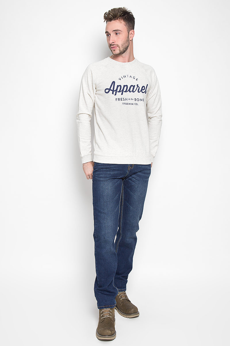 Свитшот мужской Tom Tailor Denim, цвет: серо-бежевый. 2530405.00.12_2608. Размер S (46)2530405.00.12_2608 Свитшот мужской Tom Tailor Denim, цвет: серо-бежевый. 2530405.00.12_2608. Размер S (46)2530405.00.12_2608Стильный мужской свитшот Tom Tailor Denim, изготовленный из хлопка с добавлением полиэстера, необычайно мягкий и приятный на ощупь, не сковывает движения, обеспечивая наибольший комфорт. Модель с круглым вырезом горловины и длинными рукавами-реглан оформлена на груди оригинальным принтом в виде надписей. Свитшот имеет мягкую резинку на горловине, манжетах и по низу изделия, что предотвращает деформацию при носке и препятствует проникновению холодного воздуха. Эта модная и в то же время комфортная модель - отличный вариант как для активного отдыха, так и для занятий спортом.