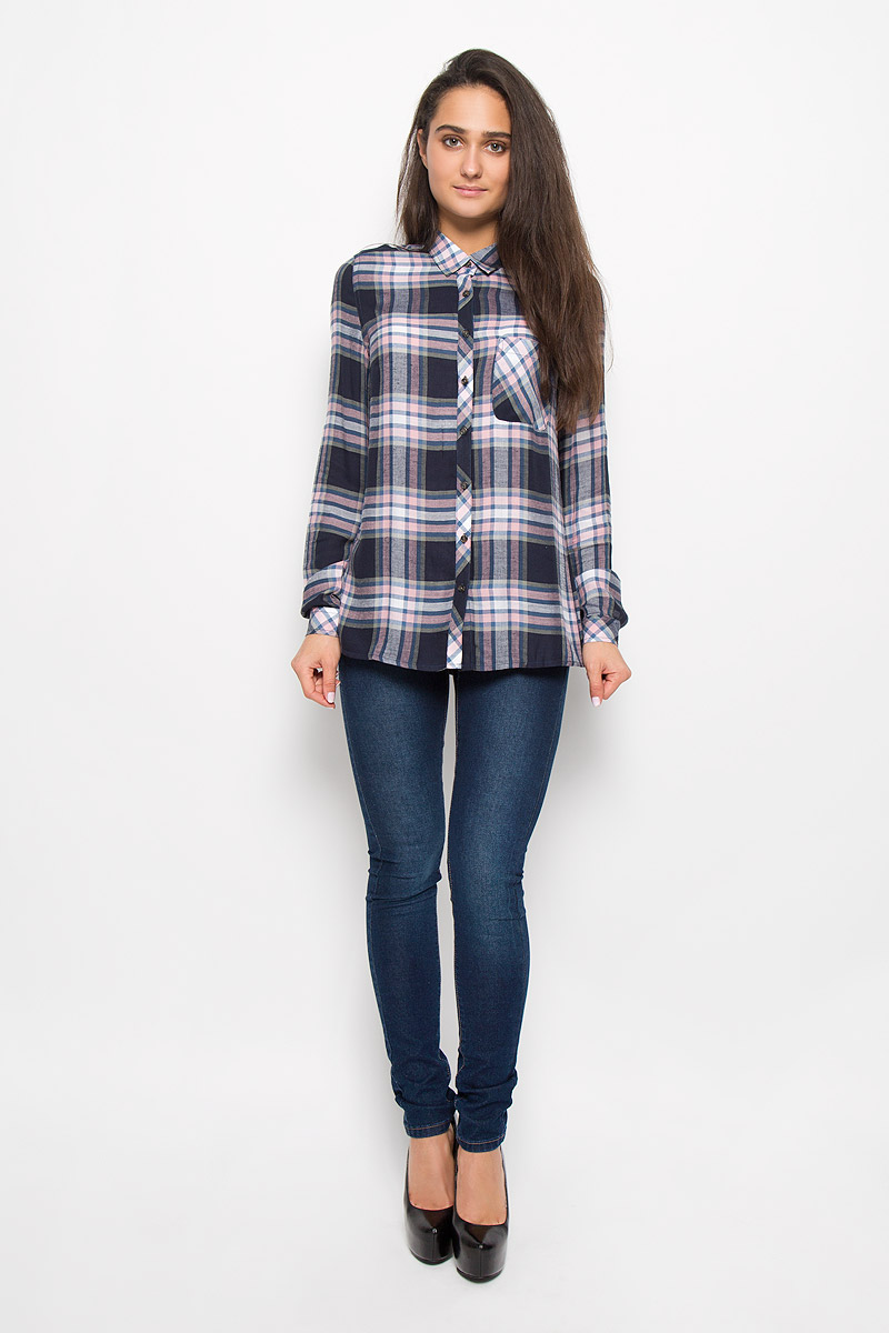 Рубашка женская Sela Casual, цвет: темно-синий, розовый, белый. B-312/574-6313. Размер S (44)B-312/574-6313 Рубашка женская Sela Casual, цвет: темно-синий, розовый, белый. B-312/574-6313. Размер S (44)B-312/574-6313Стильная женская рубашка Sela Casual выполнена из вискозы. Материал изделия мягкий, тактильно приятный, не сковывает движения и хорошо пропускает воздух. Модель с отложным воротником и длинными рукавами застегивается на пуговицы по всей длине. Манжеты рукавов дополнены застежками-пуговицами. Рукава подворачиваются и фиксируются на хлястик с пуговицей. Модель оформлена оригинальным принтом и дополнена на груди накладным карманом.Такая рубашка подчеркнет ваш вкус и поможет создать великолепный стильный образ.