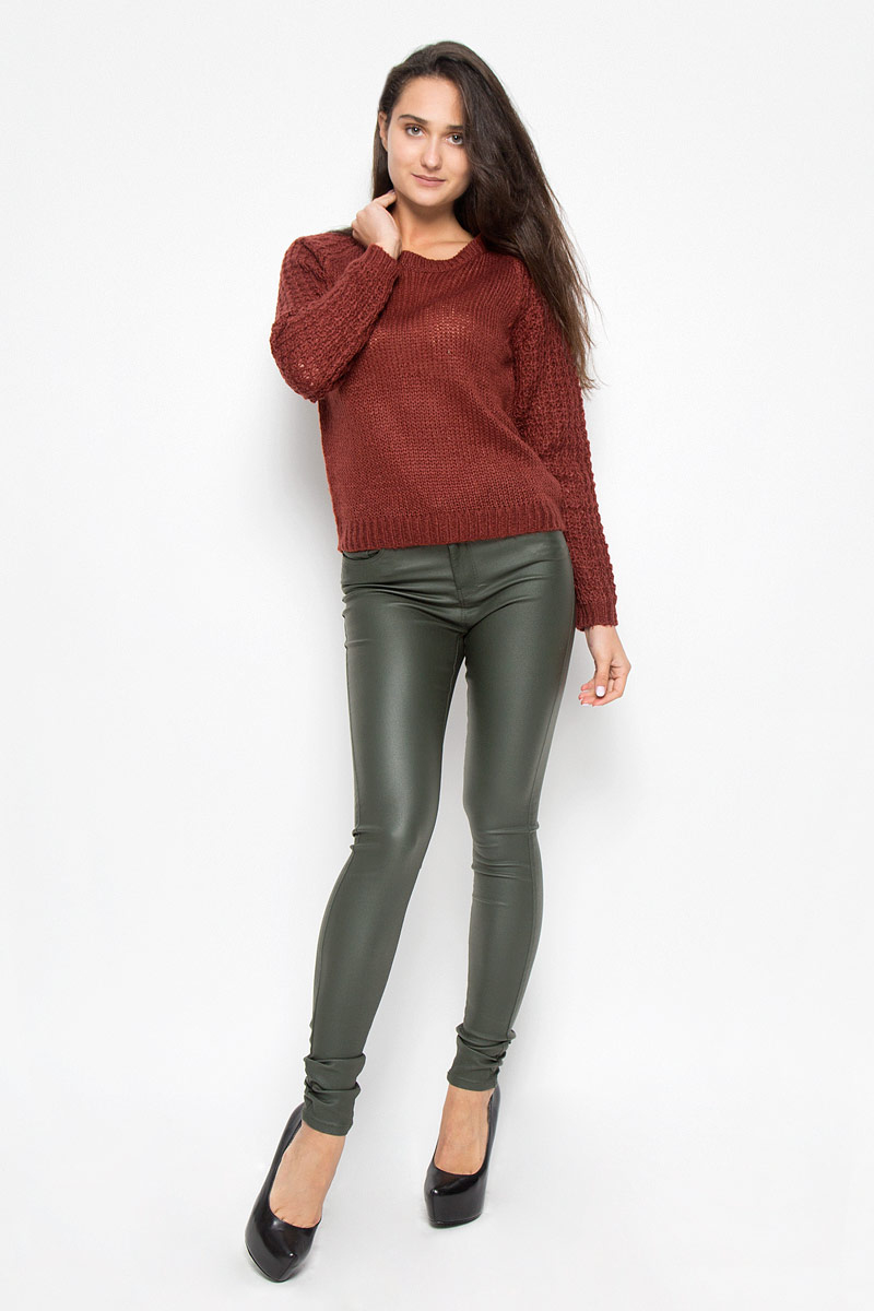 Джемпер женский Vero Moda, цвет: кирпичный. 10157940. Размер L (46)10157940_Fired Brick Джемпер женский Vero Moda, цвет: кирпичный. 10157940. Размер L (46)10157940_Fired BrickСтильный женский джемпер Vero Moda, выполненный из акриловой пряжи, необычайно мягкий и приятный на ощупь, не сковывает движения, обеспечивая наибольший комфорт.Изделие с круглым вырезом горловины и длинными рукавами-реглан идеально будет сочетаться как с брюками, так и с юбкой. Горловина, манжеты и низ изделия связаны резинкой. Мягкий и уютный джемпер станет любимым элементом вашего гардероба.