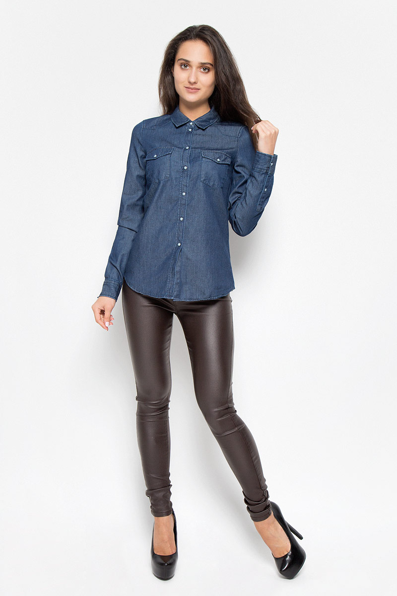 Рубашка женская Vero Moda, цвет: синий. 10160209. Размер S (42)10160209_Dark Blue Denim Рубашка женская Vero Moda, цвет: синий. 10160209. Размер S (42)10160209_Dark Blue DenimСтильная рубашка Vero Moda с длинными рукавами и отложным воротником застегивается на кнопки по всей длине. Модель дополнена на груди двумя накладными карманами с клапанами на кнопках. Рукава дополнены манжетами с кнопками.Изделие, выполненное из хлопка, обладает высокой теплопроводностью, воздухопроницаемостью и гигроскопичностью, позволяет коже дышать, тем самым обеспечивая наибольший комфорт при носке даже самым жарким летом.Такая рубашка будет дарить вам комфорт в течение всего дня и послужит замечательным дополнением к вашему гардеробу.