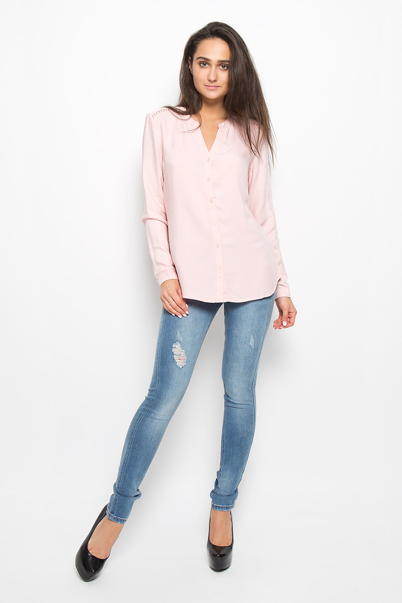 Блузка женская Sela Casual, цвет: пепельно-розовый. B-112/120-6373. Размер S (44)B-112/120-6373 Блузка женская Sela Casual, цвет: пепельно-розовый. B-112/120-6373. Размер S (44)B-112/120-6373Очаровательная женская блуза Sela Casual, выполненная из вискозы, подчеркнет ваш уникальный стиль и поможет создать оригинальный женственный образ.Блузка свободного кроя с круглым вырезом горловины и длинными рукавами застегивается на пуговицы. На манжетах предусмотрены застежки-пуговицы. На плечах и на спинке модель дополнена вставками из кружева.Такая блузка послужит замечательным дополнением к вашему гардеробу.