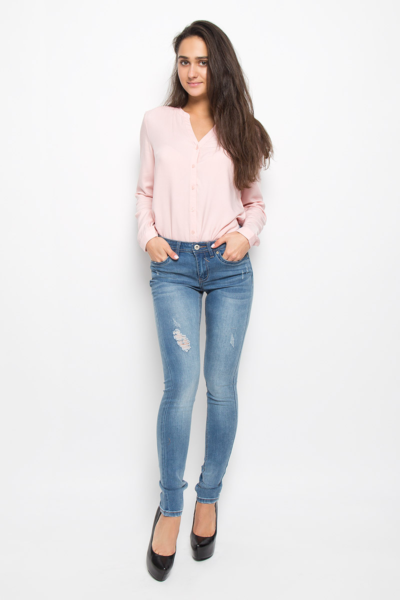 Джинсы женские Sela Denim, цвет: голубой. PJ-135/563-6352. Размер 30-34 (46/48-34)PJ-135/563-6352 Джинсы женские Sela Denim, цвет: голубой. PJ-135/563-6352. Размер 30-34 (46/48-34)PJ-135/563-6352Стильные женские джинсы Sela Denim подчеркнут ваш уникальный стиль и помогут создать оригинальный женственный образ. Модель выполнена из высококачественного эластичного хлопка с добавлением полиэстера. Материал мягкий и приятный на ощупь, не сковывает движения и позволяет коже дышать.Джинсы-скинни со стандартной посадкой застегиваются на пуговицу в поясе и ширинку на застежке-молнии. На поясе предусмотрены шлевки для ремня. Спереди модель оформлена двумя втачными карманами и одним маленьким накладным кармашком, а сзади - двумя накладными карманами. Модель оформлена эффектом притертости, перманентными складками и декоративными прорезями. Эти модные и в тоже время комфортные джинсы послужат отличным дополнением к вашему гардеробу.